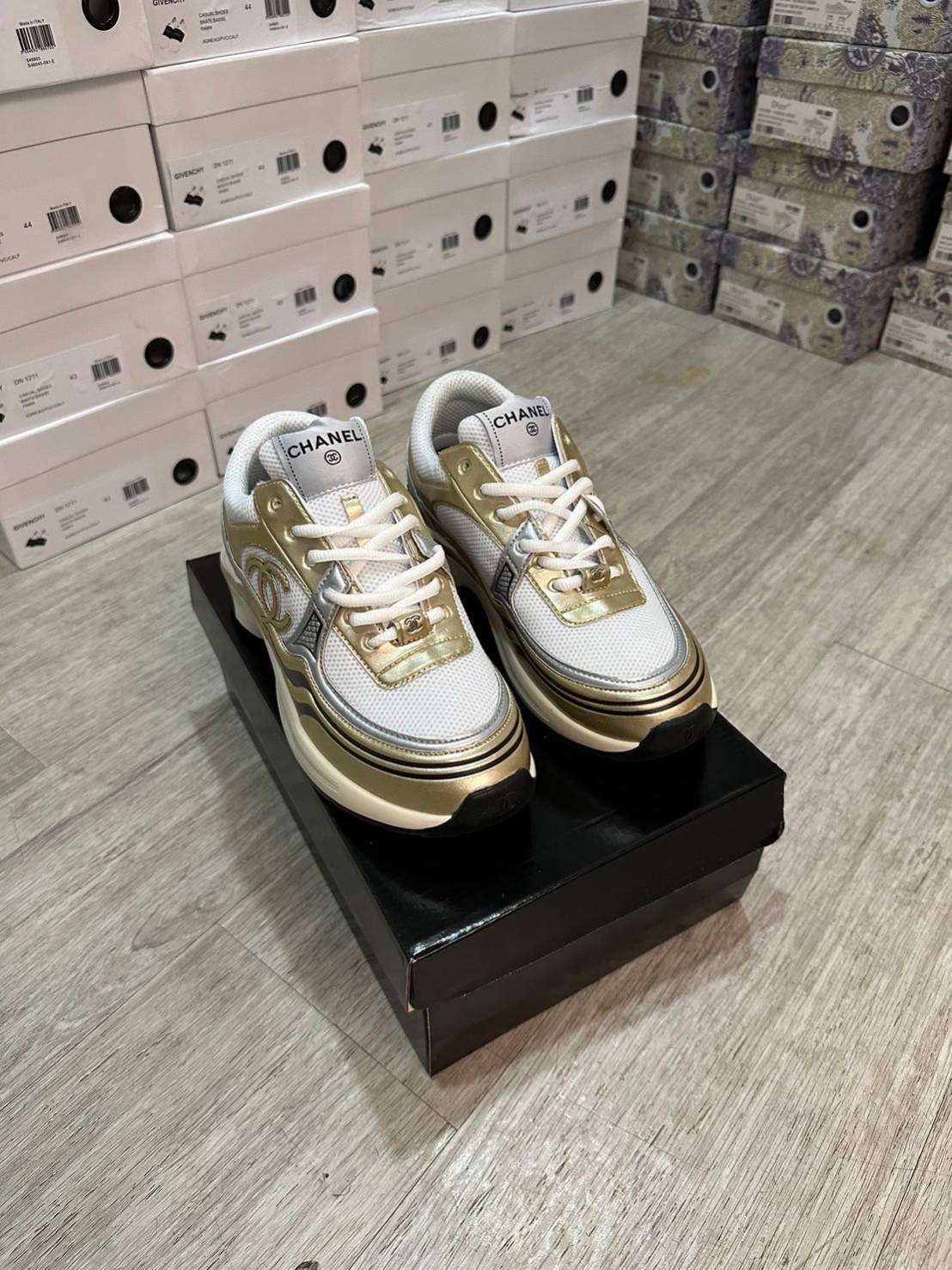 Chanel Sneakers 23s Fabric & Laminated White, Gold & Silver ออริสลับแท้ 1:1 ใช้งานต่างประเทศได้ รองเท้าผ้าใบชาแนล งานเกรดหนังเงาสวย ดีไซน์ใหม่ 2023 สวยหรูดูแพง