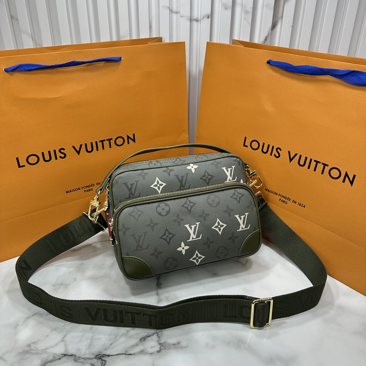 ORI หนังแท้ | LV Nil Messenger PM Navy Green กระเป๋าสะพายทรงแมสเซ็นเจอร์ สีใหม่ดีไซน์ใหม่