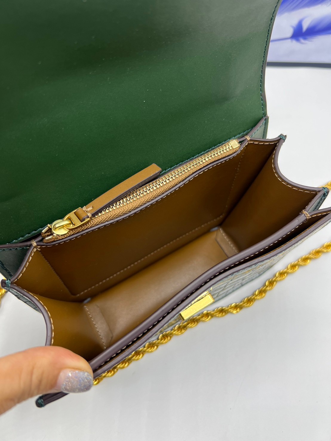 6 สี Tory Burch Croc Eleanor Small Bag / TORY BURCH ELEANOR CROC EMBOSSED LEATHER กระเป๋าสะพายหนังพิมพ์ลายจระเข้ ดีไซน์หรูหรา โด่นเด่นด้วยโลโก้แบรนด์อะไหล่ด้านหน้า และสายสะพายโลหะสีทอง