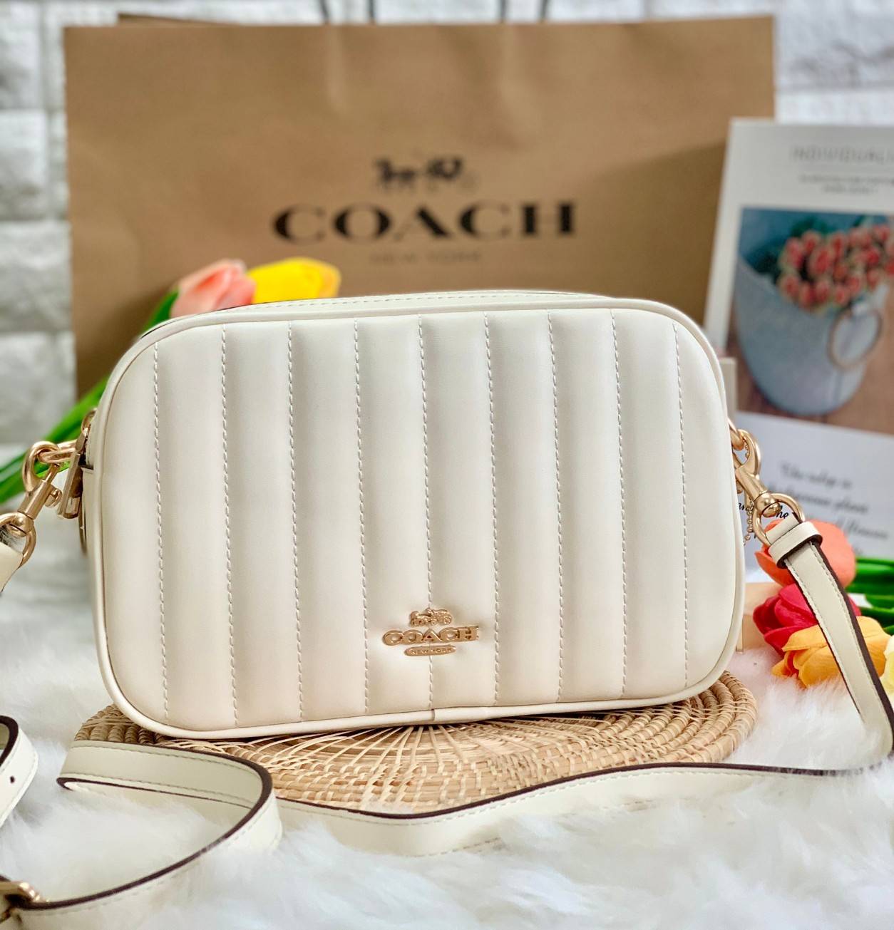 COACH C1569 JES CROSSBODY WITH LINEAR QUILTING ใหม่ล่าสุด!! กระเป๋าสะพายข้าง รุ่น 2 ซิป ใบใหญ่จุใจ ดีไซน์ใหม่ เพิ่มลูกเล่นให้ดูหรูหรายิ่งขึ้น วัสดุหนังสังเคราะห์บุเป็นลายเส้นสวยงาม เปิด-ปิดด้วยซิป 2 ช่องหลัก ใช้งานง่าย ทรงสวยมากๆรุ่นนี้ มาพร้อมสายสะพาย cr