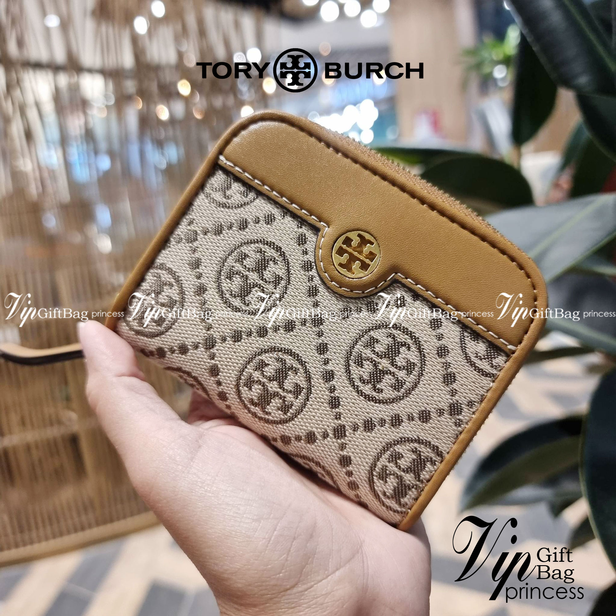 TORY BURCH T MONOGRAM ZIP COIN CASE จัดไปเลยจ้า กับกระเป๋าสตางค์รับทรัพย์ ใบสั้น สวยหรู ขนาดเหมาะมือ ถือแล้วขับผิว วัสดุผ้า jacquard ตัดสลับหนังแท้ รูดเปิด-ปิดด้วยซิป ภายในมีช่องใส่บัตร ใบนี้ใส่เหรียญ ใส่ธนบัตรได้ (พับ) พกพาได้สะดวก ไม่กินพื้นที่กระเป๋าใบ