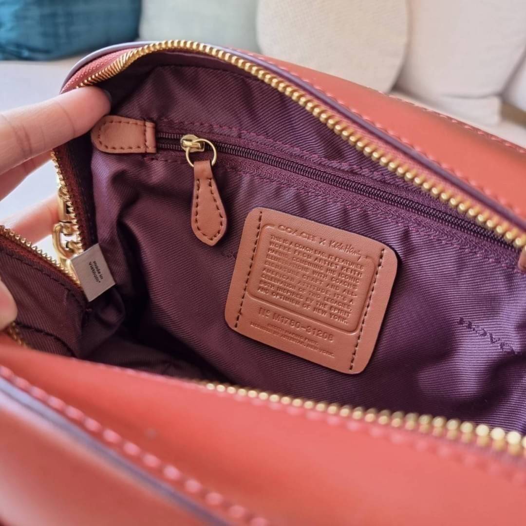 COACH 31208 CAMERA BAG IN SIGNATURE CANVAS รุ่นหายาก กระเป๋า crossbody ทรงกล่องสวยหรู ดีไซน์ลงตัว สีแทนรัสท์โดดเด่น วัสดุหนังแคนวาสเคลือบลาย ตัดด้วยอะไหล่ทองเหลือง สวยเข้ากันสุดๆ!! เปิด-ปิดกระเป๋าด้วยซิปพวงหนัง ภายในโล่งกว้าง ใส่ของสำคัญได้ครบ ใบนี้ใบเดีย
