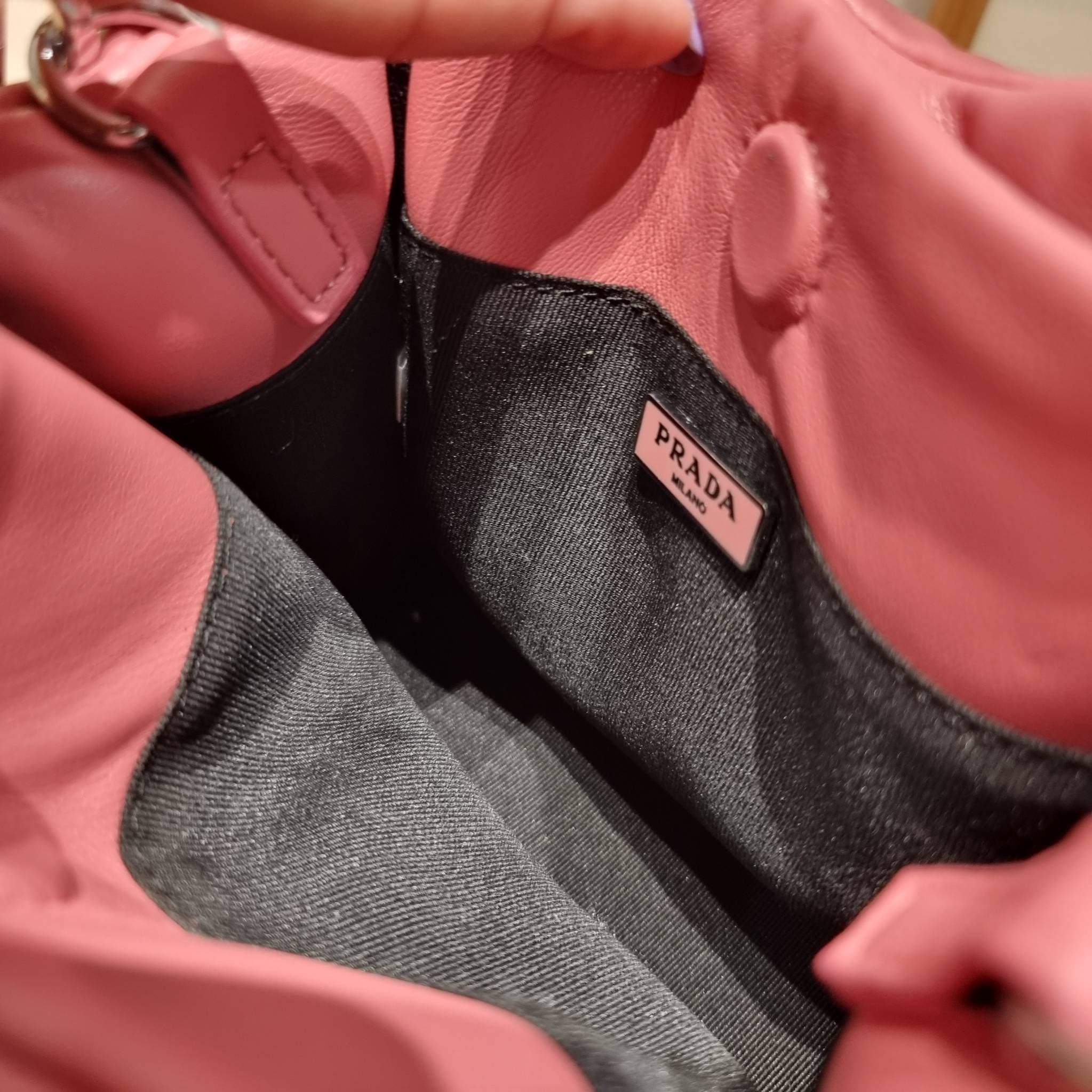 PRADA Small padded Soft nappa-leather bag พร้อมส่ง 4 สี น้องใหม่ล่าสุด กับคอลเลคชั่นที่ทำออกมาตอบโจทย์ได้ทุกไลฟ์สไตล์