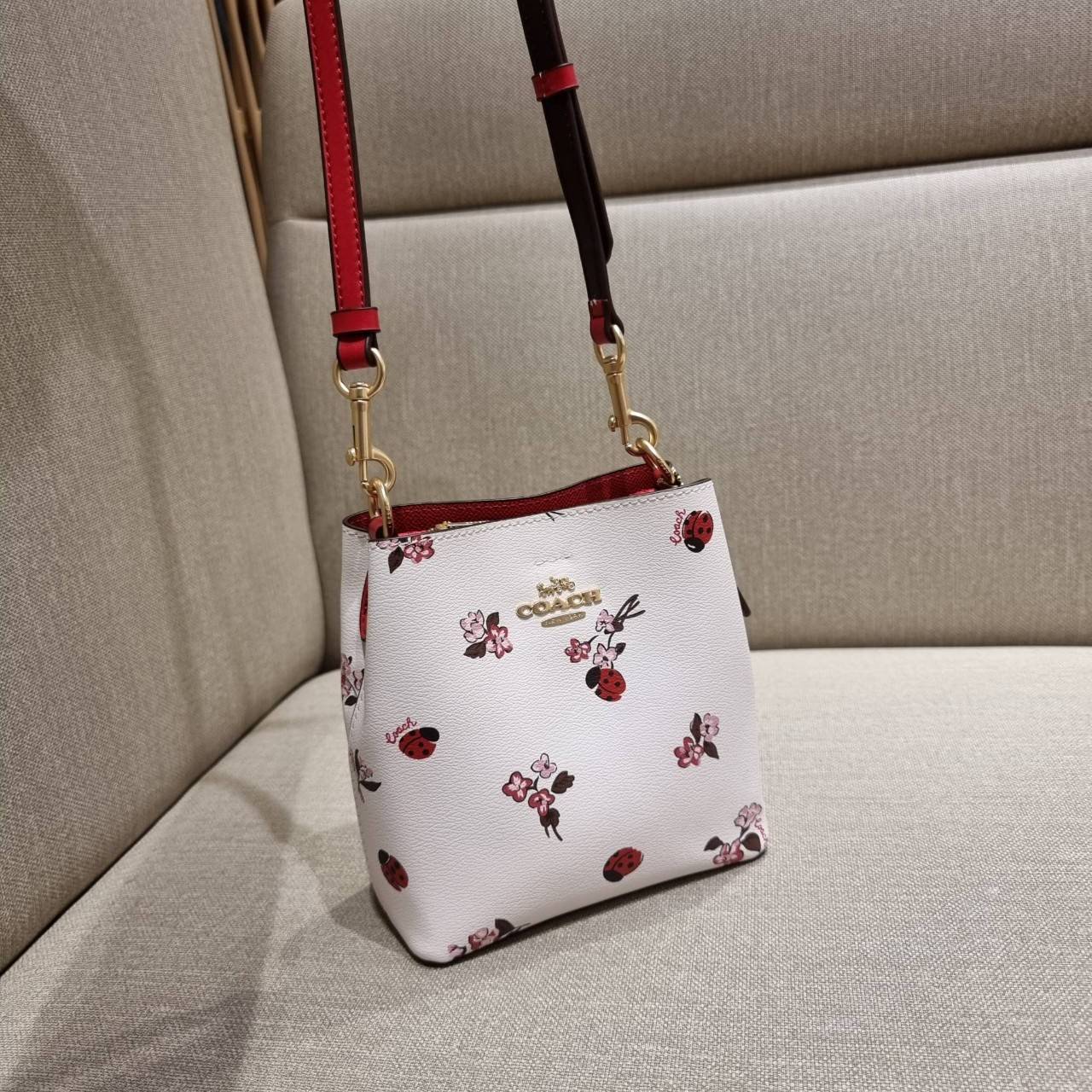 COACH MINI TOWN BUCKET BAG IN SIGNATURE CANVAS WITH VINTAGE MINI ROSE PRINT ((7270 7268 7267)) คอลเลคชั่นใหม่ล่าสุด!! น้องสาวคนสวยมาแล้วจ้า สดใสต้อนรับเทศกาลคริสต์มาส 🎅🎄 กระเป๋าบัคเก็ต ไซส์มินิ ใบจริงน่ารักม้าก!! น่าใช้แบบที่สุด วัสดุหนังแ