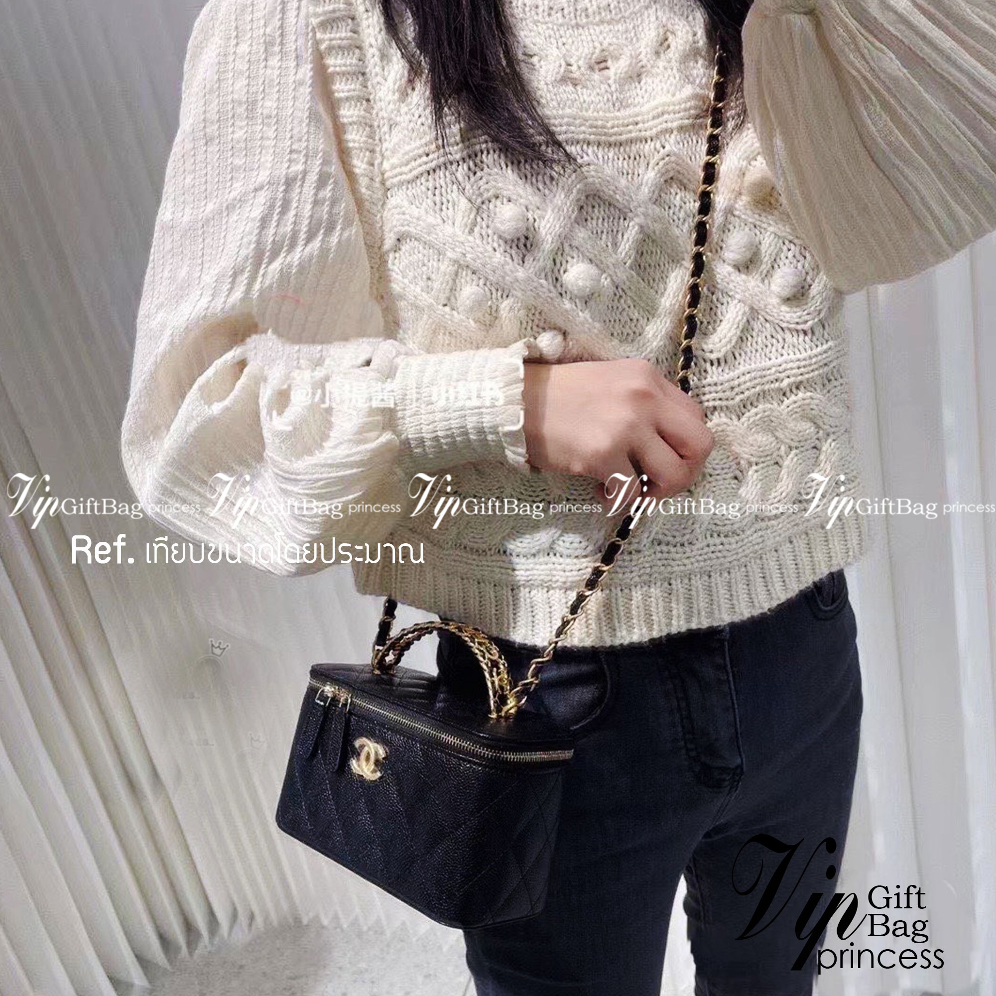 CHANEL VANITY Handle / Chanel vanity with chain and top handle กระเป๋าทรงกล่อง Vanity ซีซั่นใหม่ล่าสุด พร้อมกับหูจับอะไหล่ทอง แต่งโลโก้แบรนด์ สวยหรูมาก หนังฟูสวยใส่โทรศัพท์ได้สบายๆ เลยค่ะ มีช่องสำหรับใส่การ์ด ฮอตสุด น่ารักสุด กระเป๋าทรงกล่องใบเล็กน่ารัก ง