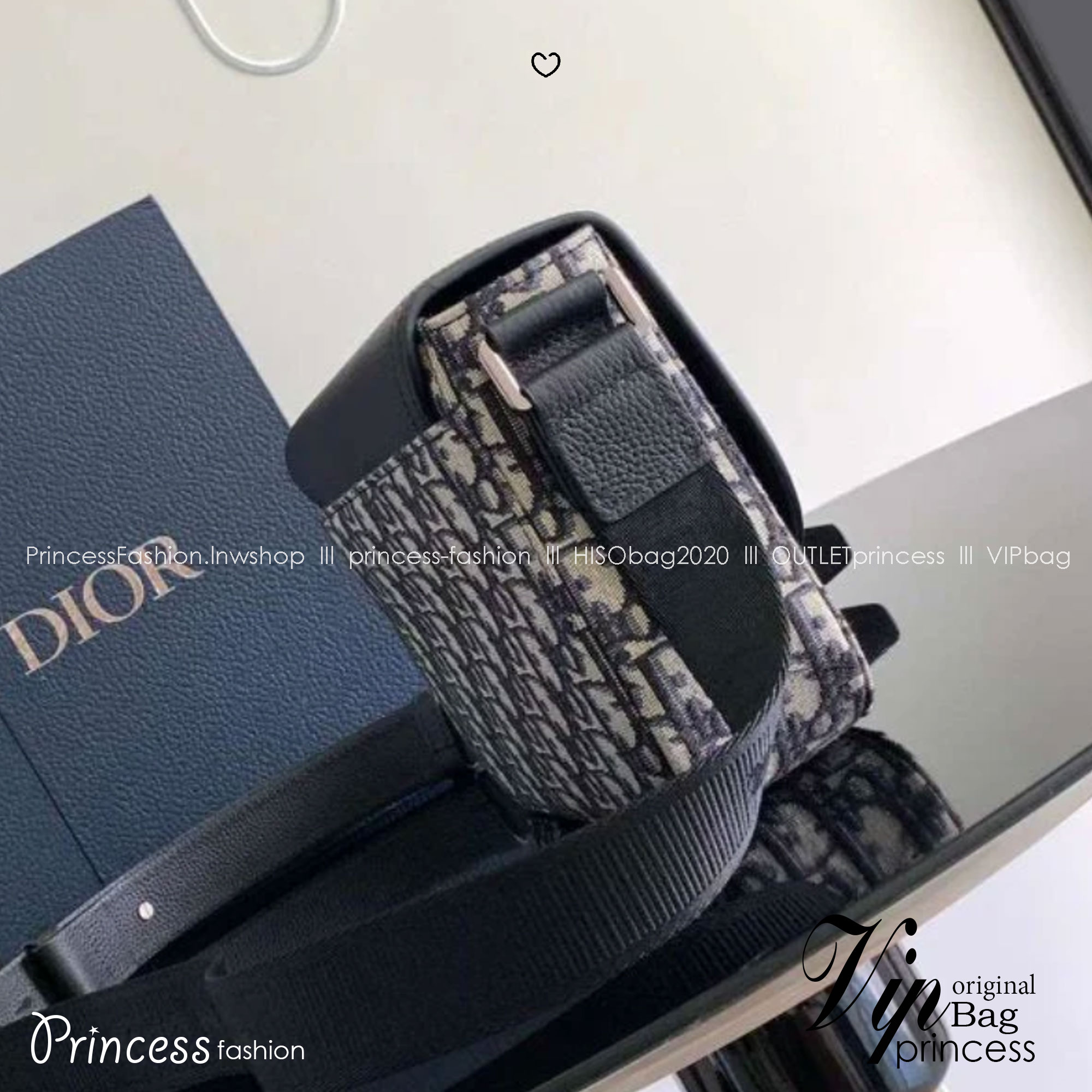 Large DIOR Saddle Messenger Bag with Flap 30cm กระเป๋าทรงแมสเซ็นเจอร์รุ่นยอดนิยม ท่านชายควรมีมากค่า ใบใหญ่จุของได้เยอะ สวยหรูดูดีมีระดับ ต้องยกให้รุ่นนี้เลยค่ะ 🤍 เกรดท็อปออริ เกรดดีสุด