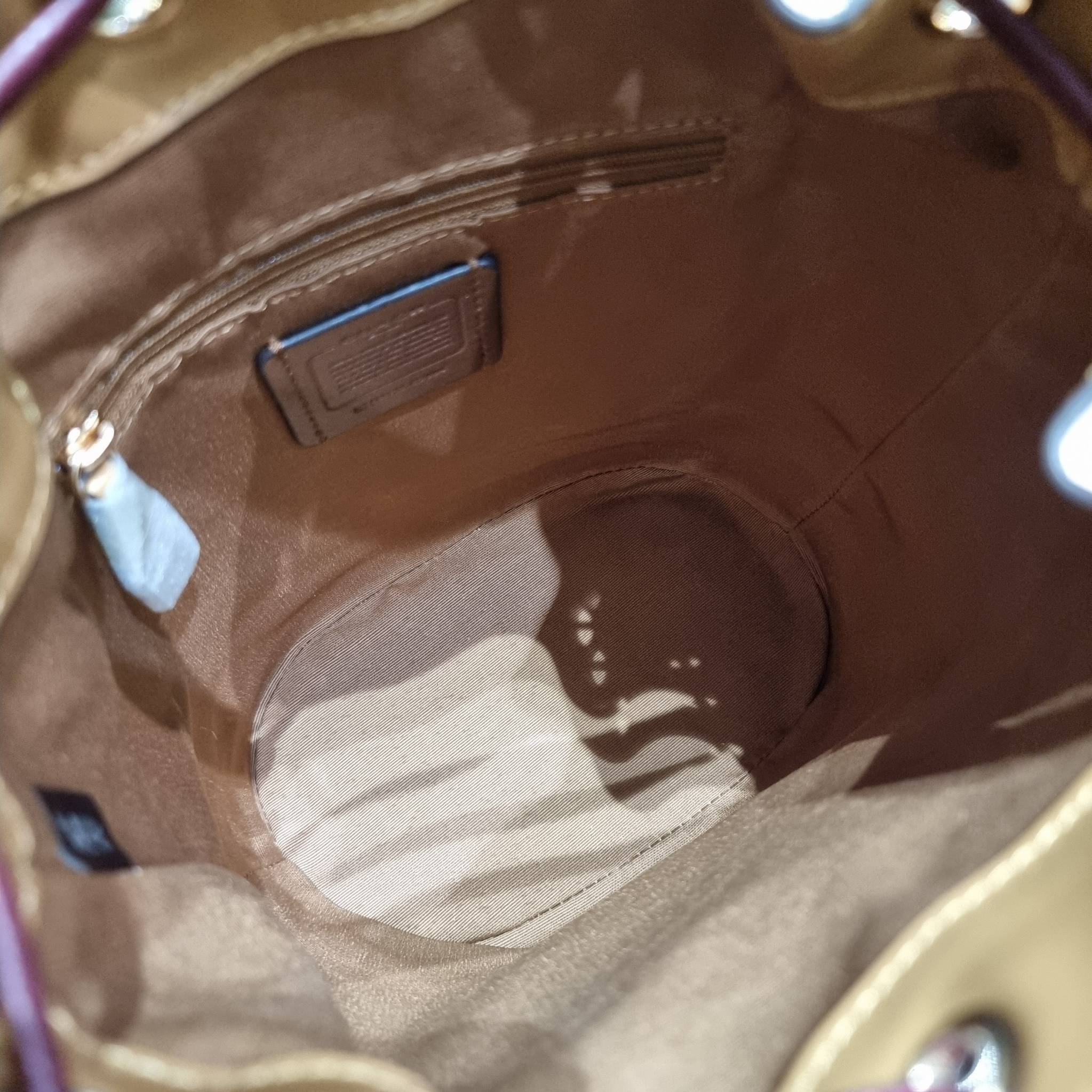 COACH C7084 DEMPSEY DRAWSTRING BUCKET BAG IN SIGNATURE JACQUARD WITH STRIPE AND COACH PATCH พี่สาวใบใหญ่สุดสวยมาแล้วจ้า!! กระเป๋าทรงถังไซส์ใหญ่ ที่สาวๆรอคอย ใช้งานง่ายด้วยการรูดหนังปิดรอบปากกระเป๋า ทุกอย่างลงตัวที่สุด!! โดดเด่นด้วยลวดลายสีสันที่ละมุนมาก ว