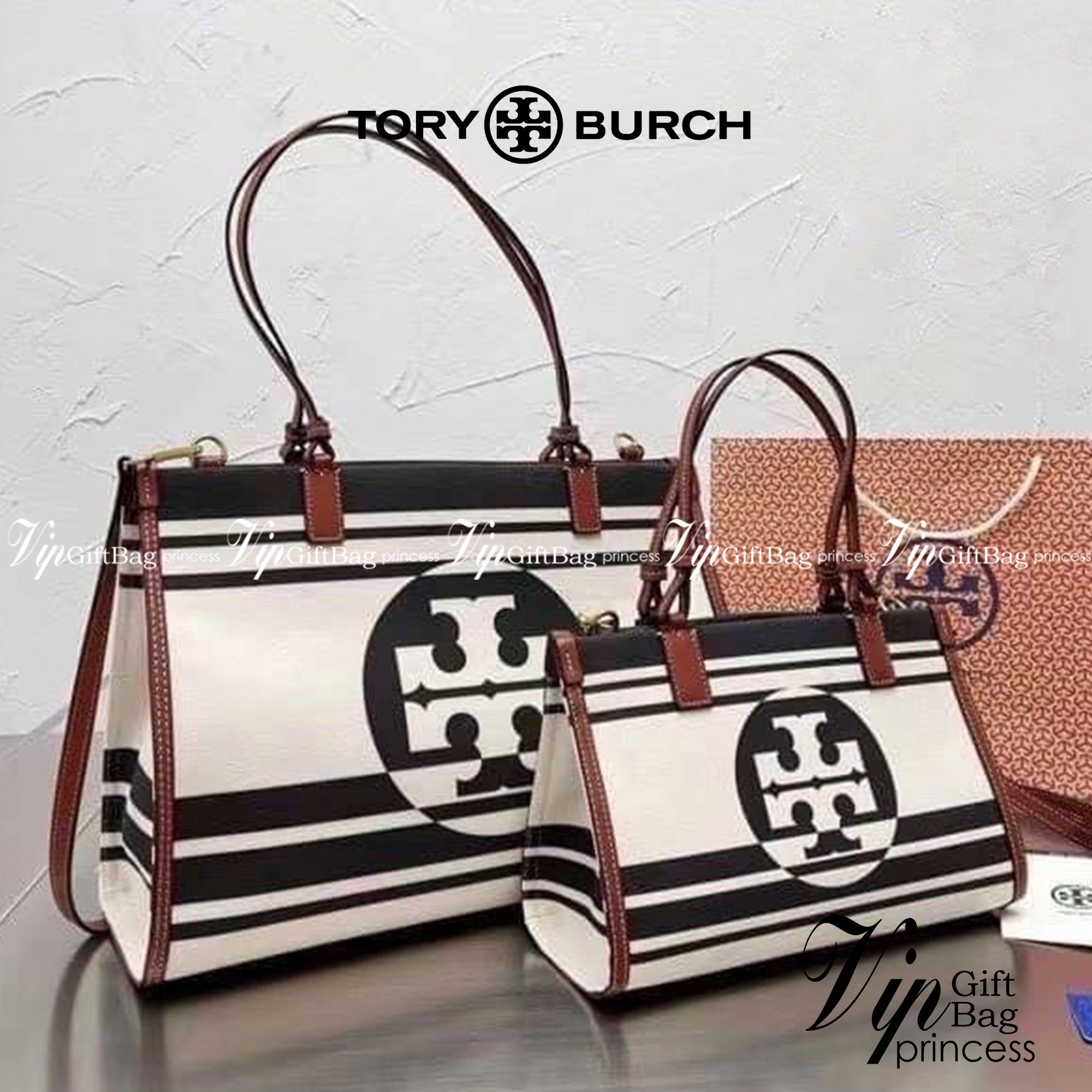 Tory Burch Ella Jacquard Stripe Tote มี 2 ขนาด 10" 13" กระเป๋าสะพาย Tory 😍😍ทรง tote มาใหม่ ผ้าแคนวาสอย่างดี ตัดขอบหนังสีน้ำตาลขนาดกำลังดี จุของได้เยอะเลยค่ะ งานจริงสวยน่าใช้มากๆ