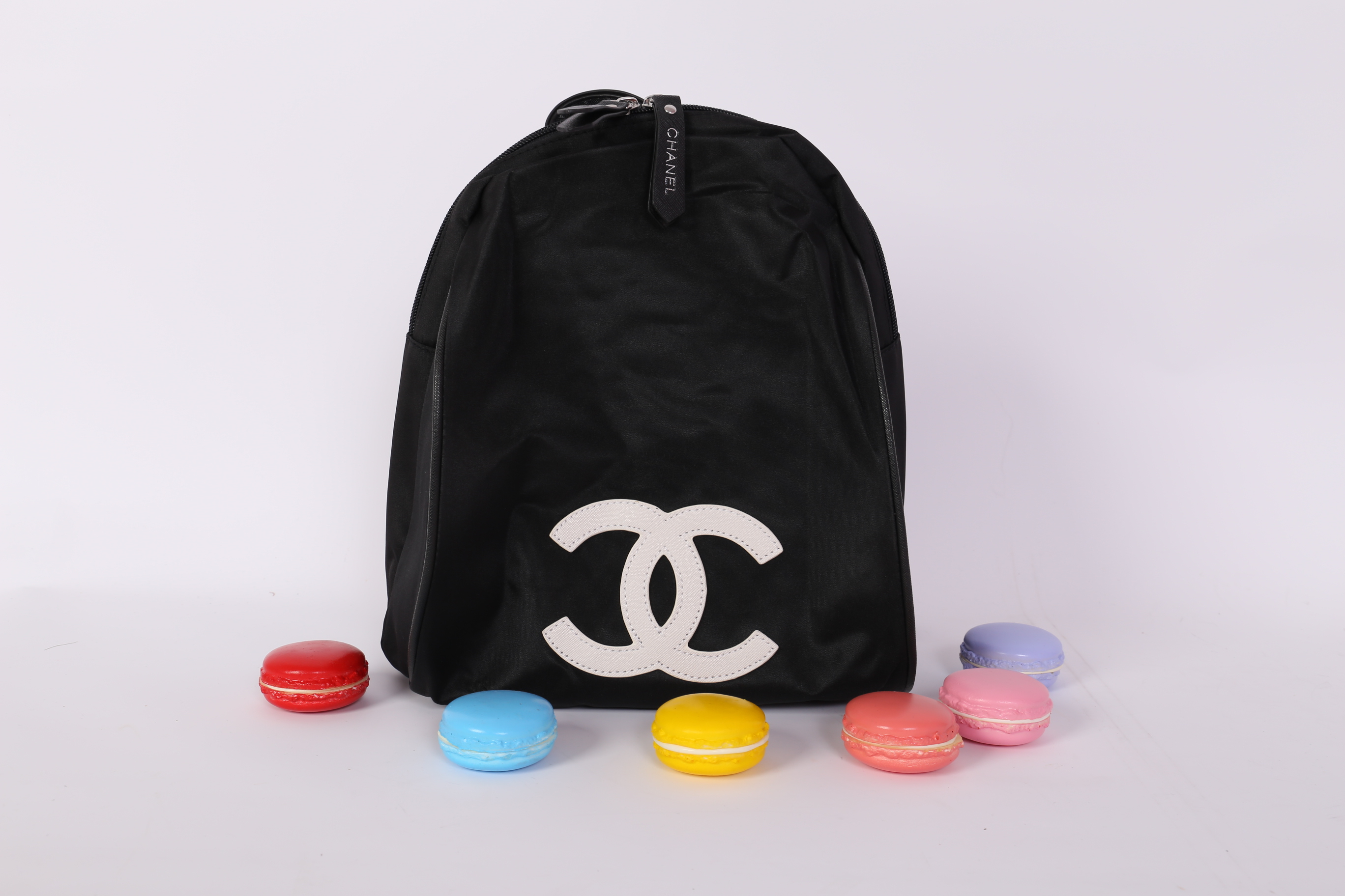 Chanel VIP Gift Backpack (พร้อมส่งโลโก้ขาว) สินค้าเป็นของแท้ ใหม่จากเค้าเตอร์เครื่องสำอาง/น้ำหอมแบรนด์ กระเป๋าเป้ของแท้จาก Chanel VIP Gift Bag วัสดุไนล่อน หัวซิปทำจากหนังปั้มชื่อแบรนด์ ด้านในเป็นช่องกว้าง และมีช่องซิปเล็ก ตัวสายสะพายด้านหลังเลื่อนปรับได้ค