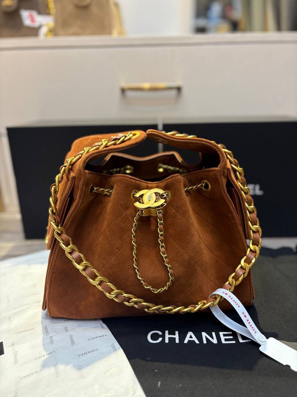 CHANEL 25 Small Suede Handbag กระเป๋าสะพายทรงโฮโบ ใหม่ล่าสุดงานหนังกลับ สวยหรูดูแพง รุ่นขายดีปังสุด รูปทรงใช้งานได้จริง จุของได้ ถือเก๋ๆ เอวี่เดย์ลุค