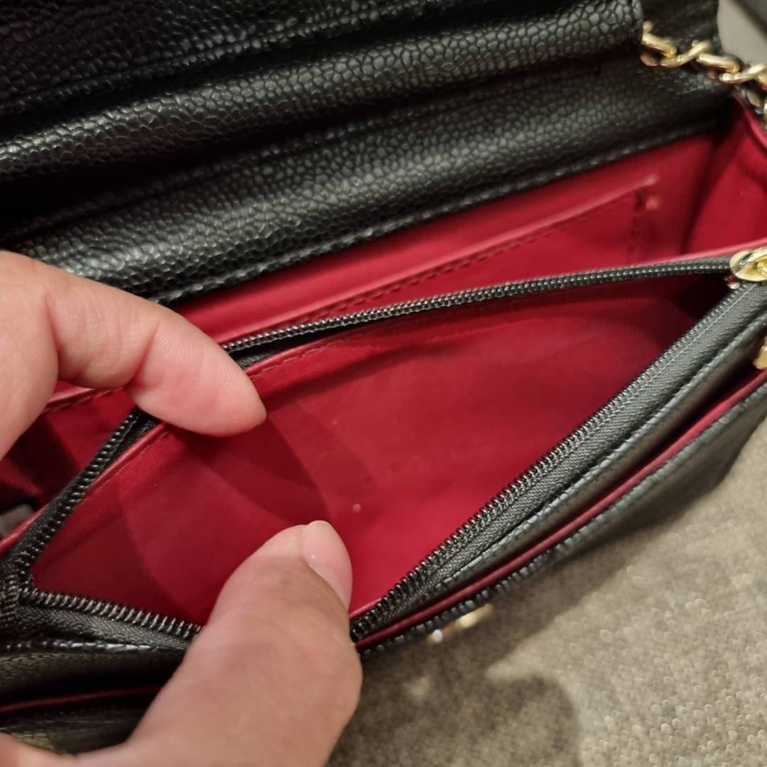 VIP 🥂 CHANEL WOC ลายวียอดฮิต กระเป๋าสะพายข้างหนังลายคาร์เวีย มาพร้อมโซ่สะพายในตัว (ถอดออกไม่ได้) อะไหล่ทองเรียบหรู ดูผู้ดี้ ผู้ดี!! เปิด-ปิดกระเป๋าด้วยกระดุมแม่เหล็ก ภายในกระเป๋าเป็นช่องโล่ง มีช่องแยก 1 ช่อง ช่องซิปกลางอีกช่อง ส่วนด้านหลังก็ยังมีอ