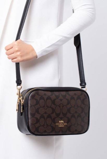 ใครรออยู่จัดเลยค่ะ มากี่รอบไม่พอจริงๆค่ะ😁 COACH JES CROSSBODY IN SIGNATURE BAG กระเป๋าสะพายข้าง//ครอสบอดี้ร์ วัสดุหนังแท้ หนังนิ่มทรงสวย 🔺อะไหล่ป้ายห้อยโลหะแบรนด์นะคะ กระเป๋าแบ่ง2ซิป แต่ละช่องกว้าง สามารถใส่กระเป๋าเงินใบยาวได้; ของจำเป็นได