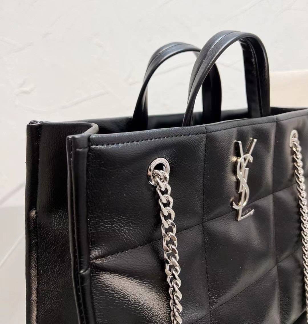 SAINT LAURENT shoulder bag Silver Tone / YSL Shopping Bag / YSL TOTE BAG กระเป๋าถือทรงช็อปปิ้ง พร้อมส่ง โดดเด่นด้วยโลโก้แบรนด์อะไหล่เงินสวยหรู ภายในกระเป๋ากว้างใส่สัมภาระได้เยอะ มีช่องซิปแยกย่อยให้ใส่ของจุกจิกหนึ่งช่องนะคะ