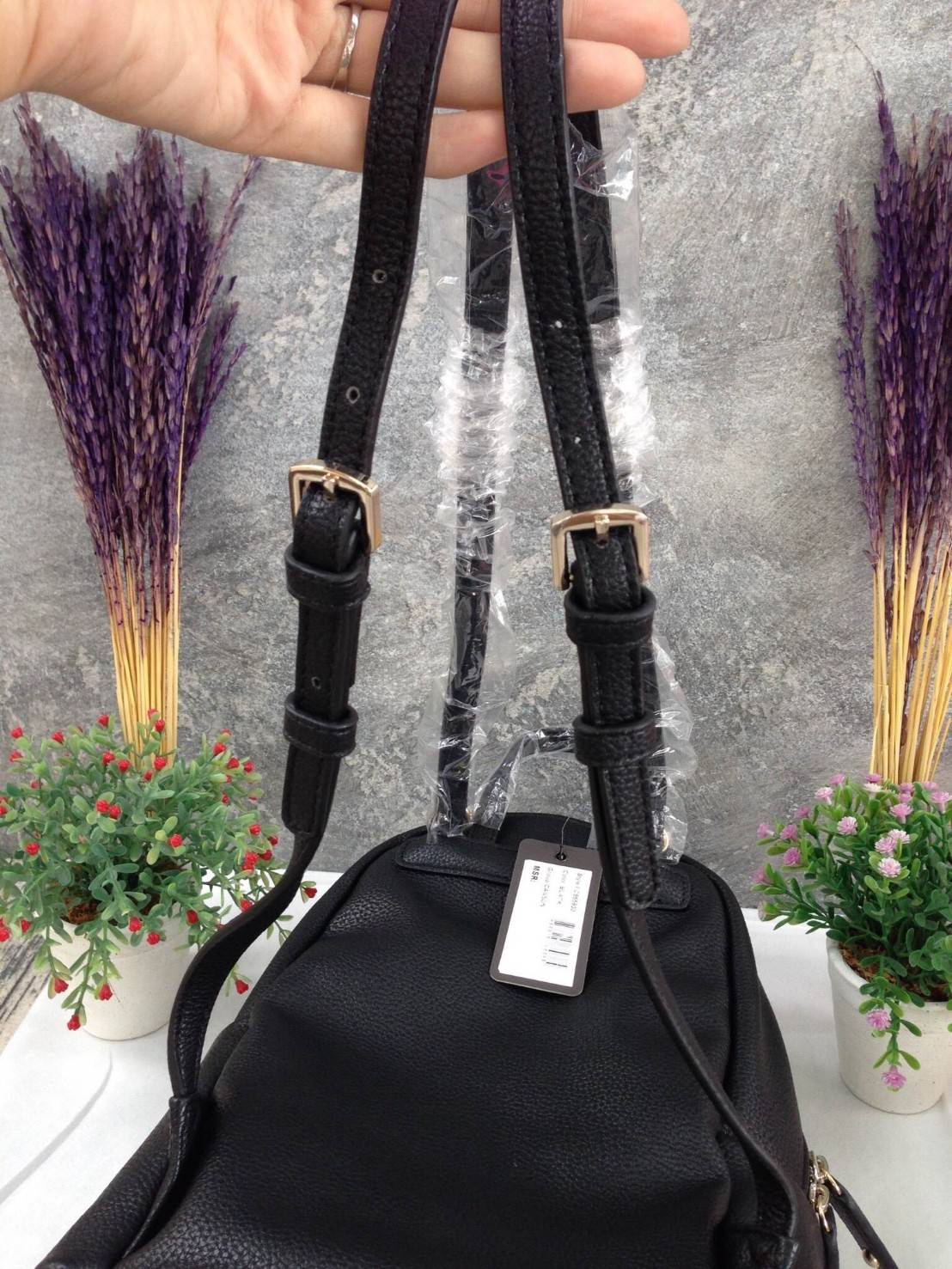 GUESS CANSON BACKPACK ของแท้❗️กระเป๋าเป้หนังเนื้อนิ่มสัมผัสคล้ายหนังแท้ ด้านหน้าแต่งหมุดกิ๊ปเก๋ เปิดปิดด้วยซิปสะดวกใช้ ด้านในบุผ้าแบรนด์ มีช่องใส่ซิปและช่องใส่ของจุกจิก ขนาดกำลังดีค่ะ น้ำหนักเบา สีสวย สายสะพายปรับได้ฟรีเลยค่าใบนี้ แนะนำมากๆค่า