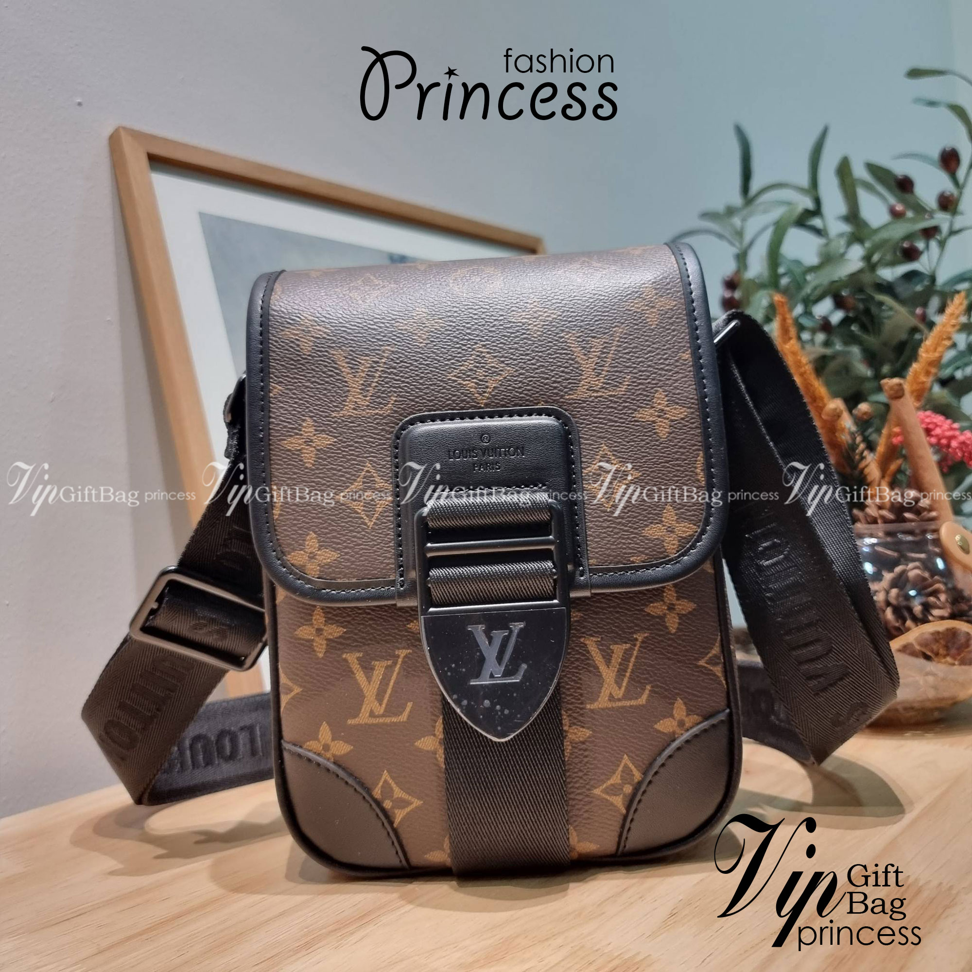 LV S-Lock Vertical wearable wallet กระเป๋าสะพายข้างสำหรับหนุ่มๆ LV crossbody bag ใหม่ล่าสุด ได้ชิคๆเท่ๆก่อนใคร ไม่ต้องรอพรีฯ ราคาดีวัสดุหนังแคนวาสคุณภาพดี ดีไซน์ดูแพง