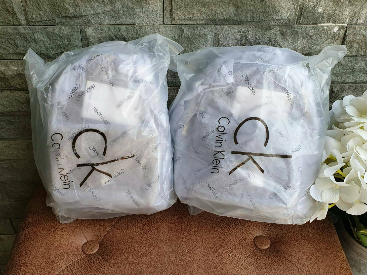 Calvin Klein Monogram mini backpack กระเป๋าสะพายเป้รุ่นใหม่ชนช้อป รุ่นยอดนิยม วัสดุ Saffiano PVC คุณภาพดี นิ่ม น้ำหนักเบา ด้านหน้าประดับด้วยโลโก้แบรนด์สุดหรู กระเป๋าโลโก้แบรนด์รอบใบ เปิดปิดกระเป๋าด้วยซิปสะดวกใช้ ที่จับหัวซิปปั้มแบรนด์ มีช่องซิปด้านหน้ากระ