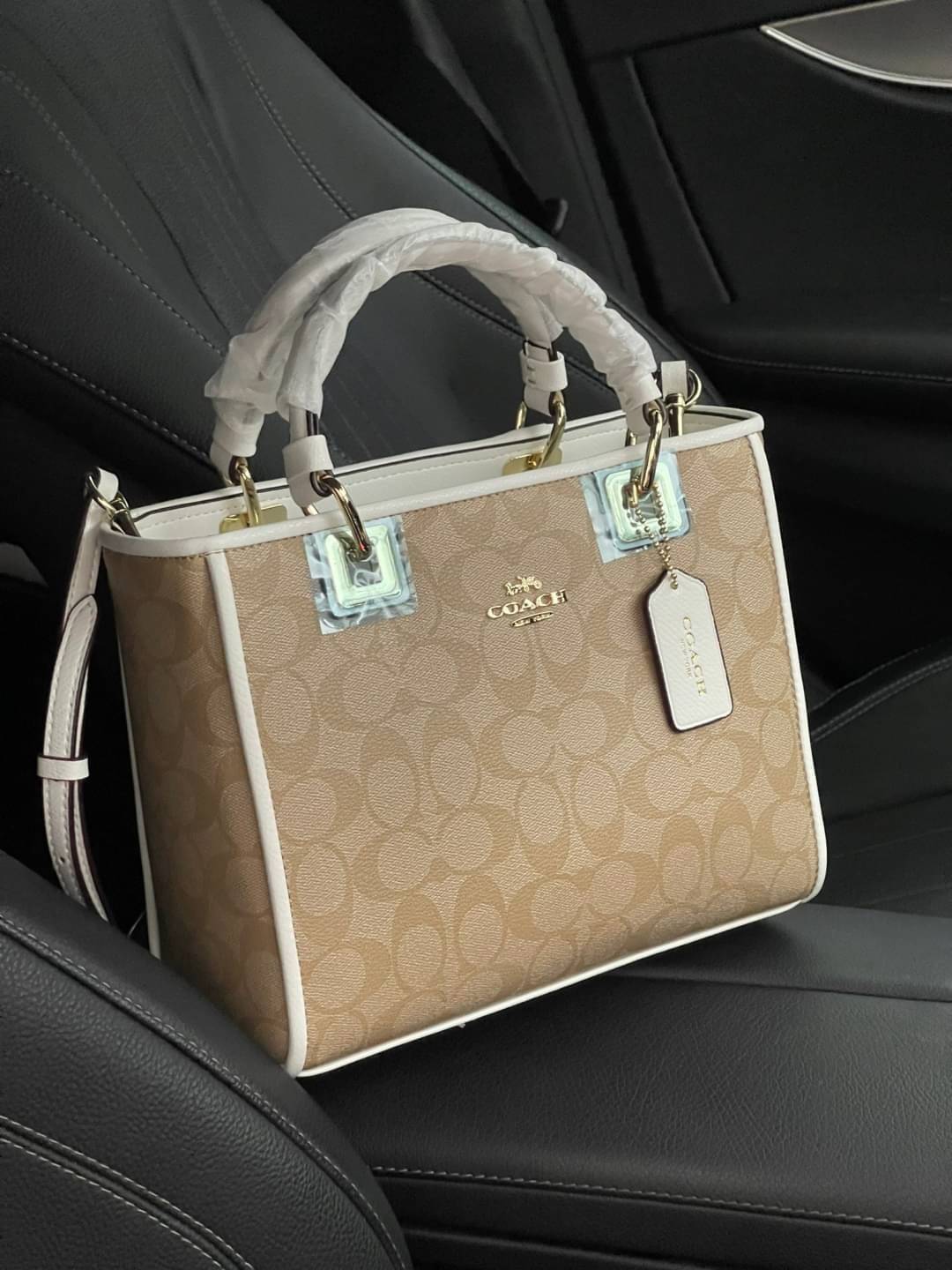 Coach Perry Tote Classic Bag F57568 รุ่นใหม่ล่าสุด กระเป๋ารูปทรงสี่เหลี่ยมสุดคลาสสิก เป็นกระเป๋าอเนกประสงค์ที่สามารถใช้ได้แทบทุกโอกาส ไม่ว่าจะไปเรียน, ไปทำงาน, ไปเที่ยว หรือแม้แต่ไปชอปปิง ด้วยขนาดที่กำลังดี ไม่ใหญ่เทอะทะ แต่ก็ไม่เล็กจนเกินไป มาพร้อมหูหิ้ว