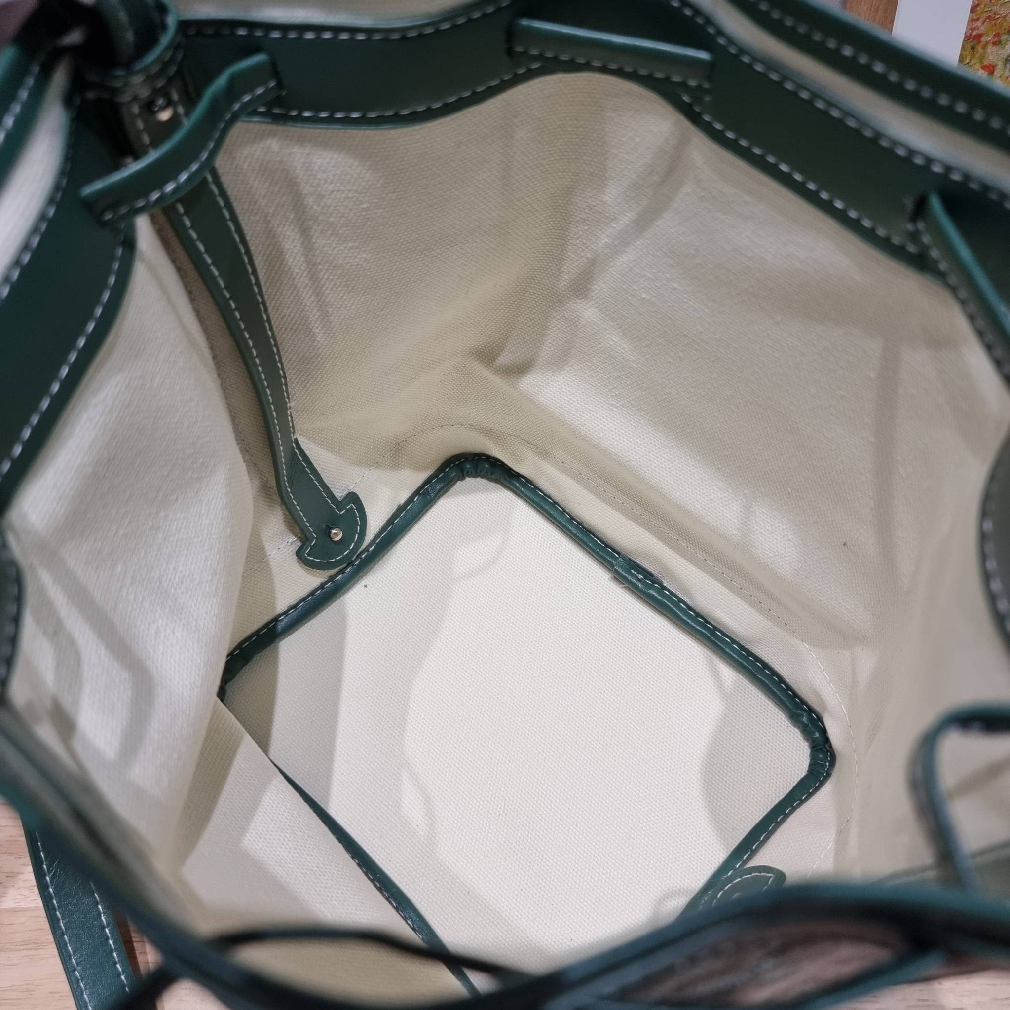 GOYARD PETITE FLOT BUCKET BAG กระเป๋าสะพายทรงบัคเก็ต ที่ดีไซน์สะดวกต่อชีวิตมาก รูปทรงคลาสสิค ดีไซน์เป็นเอกลักษณ์ สดใสทุกสี ดูผู้ดีในตัว วัสดุหนังแคนวาสพิมพ์ลายสวยคม ปากกระเป๋ารูดเปิด-ปิดได้ตามชอบ ภายในเป็นช่องโล่ง ใส่กระเป๋าสตางค์ มือถือ ได้ครบถ้วน มาพร้อ