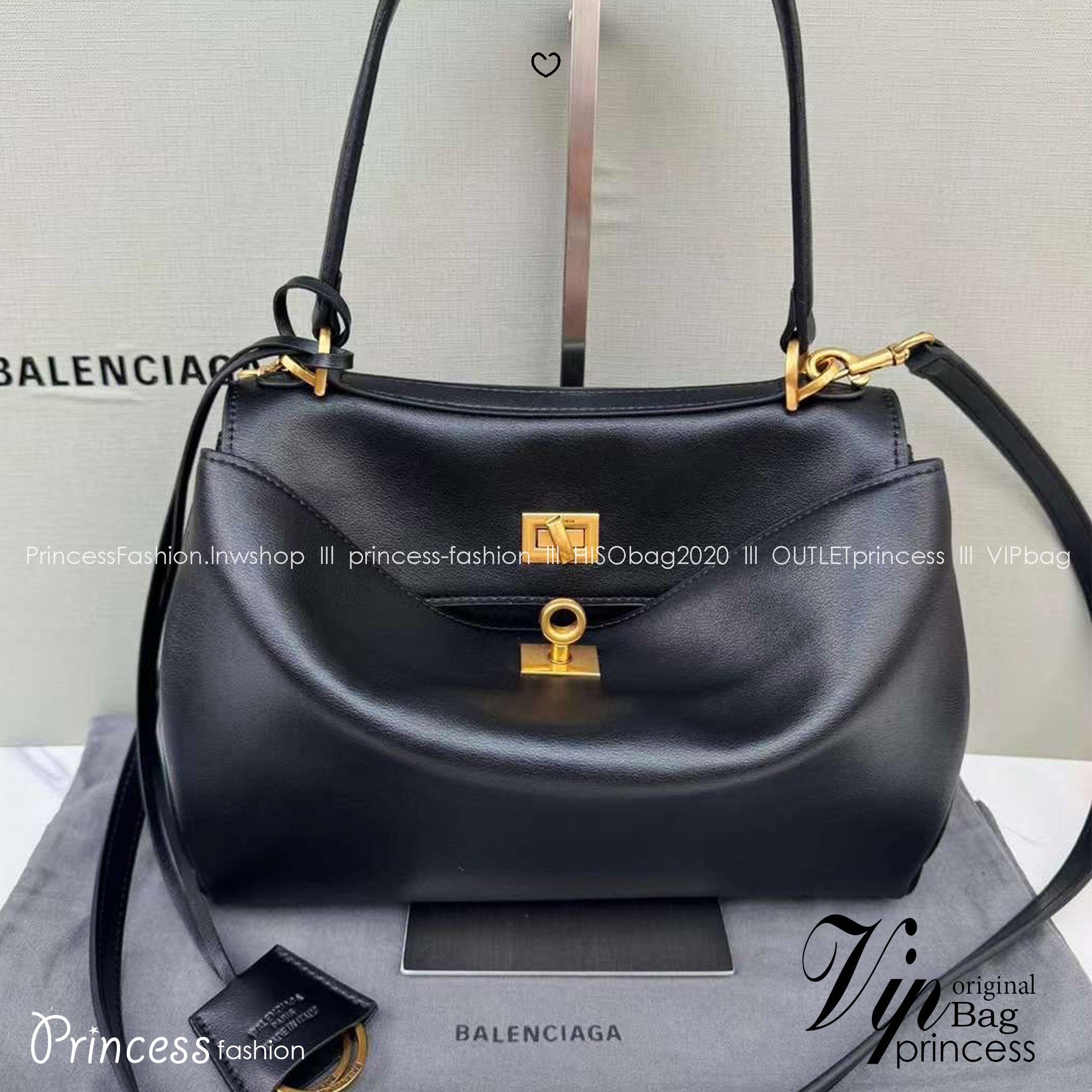 Balenciaga Rodeo Small Handbag in Black 25cm กระเป๋าสะพายหนังเรียบผิวสัมผัสนุ่มสบายผิว ดีไซน์เรียบหรูตามเอกลักษณ์ของแบรนด์ ภายในโล่งกว้าง จุของได้เยอะ