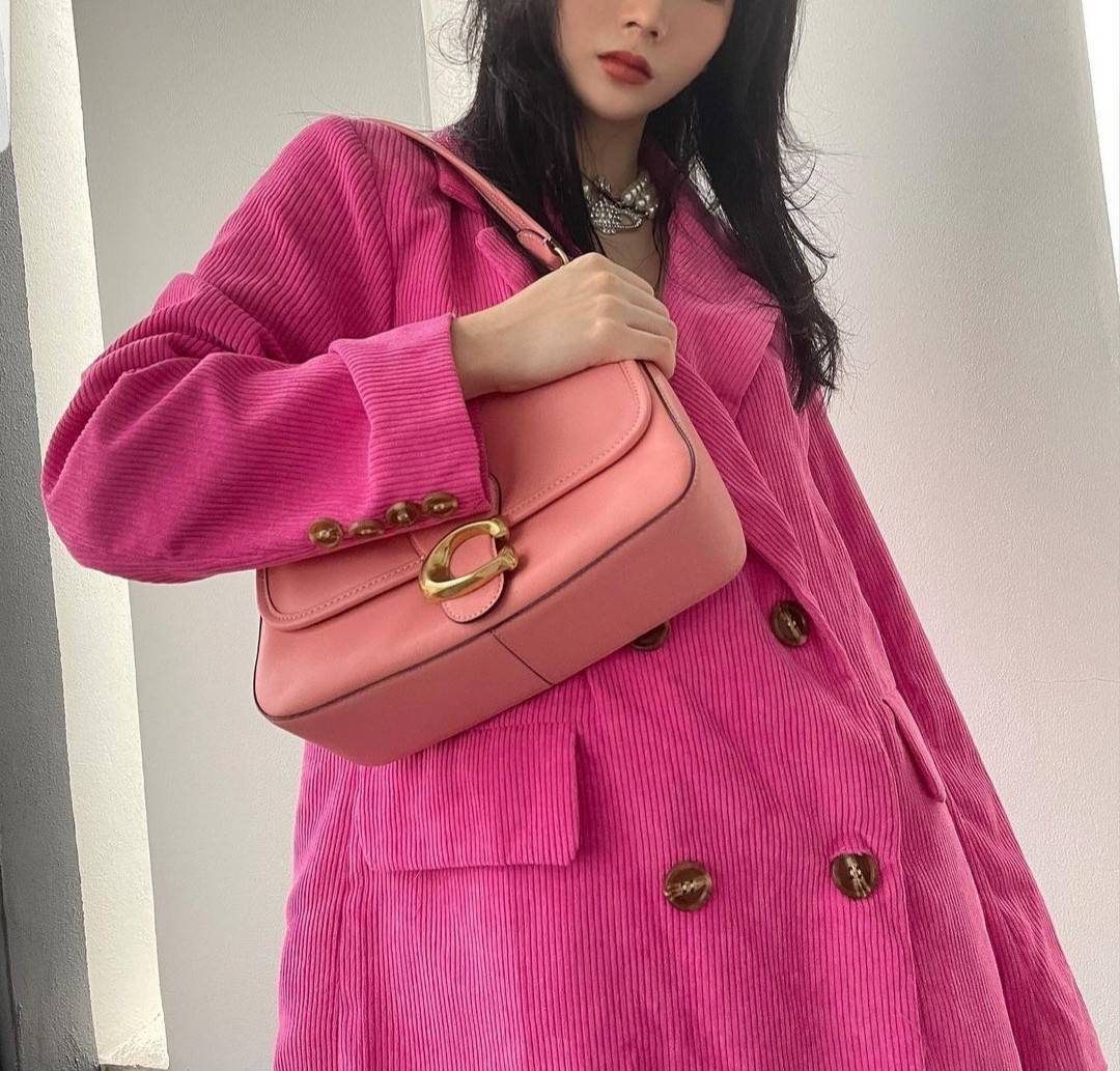 COACH SOFT TABBY SHOULDER BAG (C4823//C5261) กระเป๋าถือ กระเป๋าสะพาย ที่ใครๆก็เข้าถึงได้ หรูหรา คลาสสิค ลุคเรียบร้อย แต่ความสวยไม่น้อย! ดาเมจความลุคผู้ดีรุนแรงมาก!!เกินต้าน!!// วัสดุหนังแท้ทั้งใบ หนังเรียบ หนังนิ่มมากๆ อยู่ทรงสวยมากๆด้วย// ด้านในโล่งกว้าง