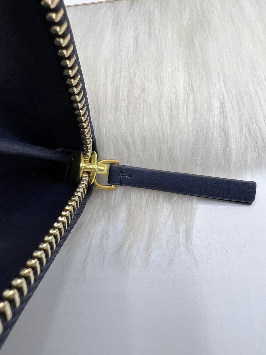 Tory Burch Charlie Zip Continental Wallet / Tory Wallet พร้อมส่ง กระเป๋าสตางค์ใบยาวสุดคลาสสิก ยังความเรียบหรูดูแพงด้วยโลโก้ด้านหน้า เป็นกระเป๋าสตางค์ทรงยาว ที่สามารถใส่บัตรได้หลายใบ