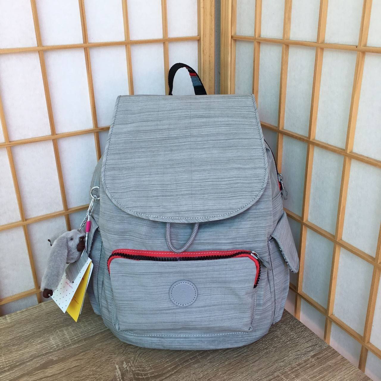 Kipling City Pack S K14275 Kipling มาพร้อมดีไซน์ทันสมัย สนุกสนาน ใช้งานได้อย่างคล่องตัว ด้วยสีและลายสุดคลาสสิก โดดเด่นด้วยพื้นที่ภายในและช่องต่างๆ ที่ให้คุณจัดเก็บของสำคัญได้ครบถ้วน
