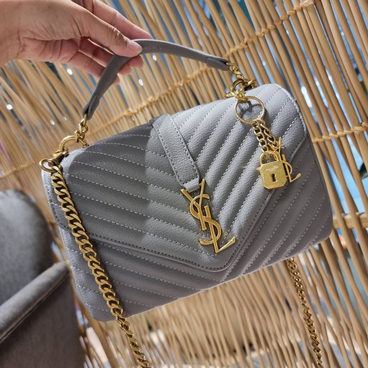 VIP 】หนังแท้ Yves Saint laurent crossbody boutique vip bag กระเป๋าสะพายไหล่ ดีไซน์ทรงสวยหรู พิเศษ แถมฟรี พวงกุญแจห้อยอะไหล่สีทอง ดูแพงไปหมดจริงๆไอเท็มนี้ วัสดุหนังสังเคราะห์ลายคาร์เวีย เปิด-ปิดด้วยกระดุมแม่เหล็ก ภายในโล่งกว้าง มาพร้อมหูจับในตัว และสายสะพา