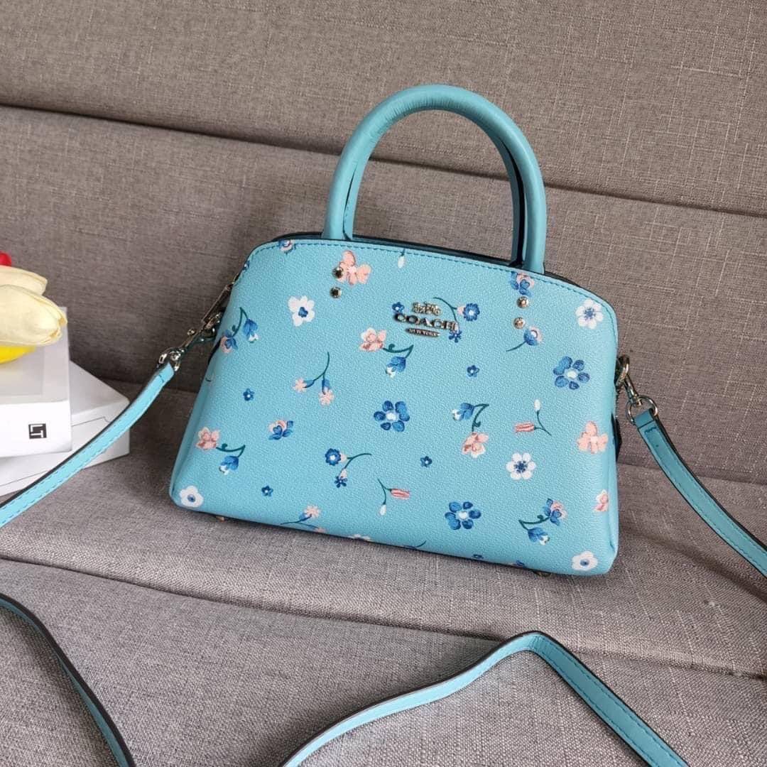 COACH C8216 MINI LILLIE CARRYALL WITH MYSTICAL FLORAL PRINT สีใหม่ล่าสุด กับรุ่นที่สุดของความขายดี คอลยอดฮิตในลวดลายสุดชิค กระเป๋าสะพายทรงสวย ที่ดีไซน์ออกมาให้ใช้งานง่าย สะดวก สวย หรู ดูดี!! วัสดุหนังแคนวาสเคลือบลาย มาพร้อมสายสะพายข้างและหูจับในตัว ถอดออก