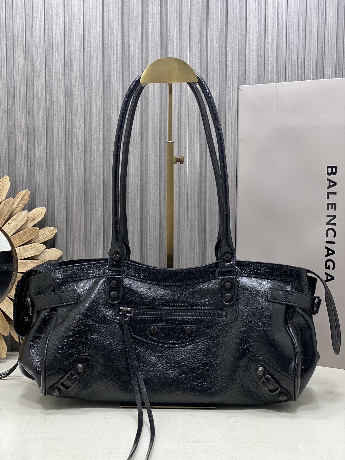 ORI หนังแท้ | Balenciaga Le City Bag East-west Bag กระเป๋าถือ/สะพายข้างทรงยาวดีไซน์โดดเด่นสวยเท่ล้ำสมัย ที่สุดแห่งความไอคอนิกไม่เหมือนใคร มีกิมมิคและลูกเล่นแพรวพราว
