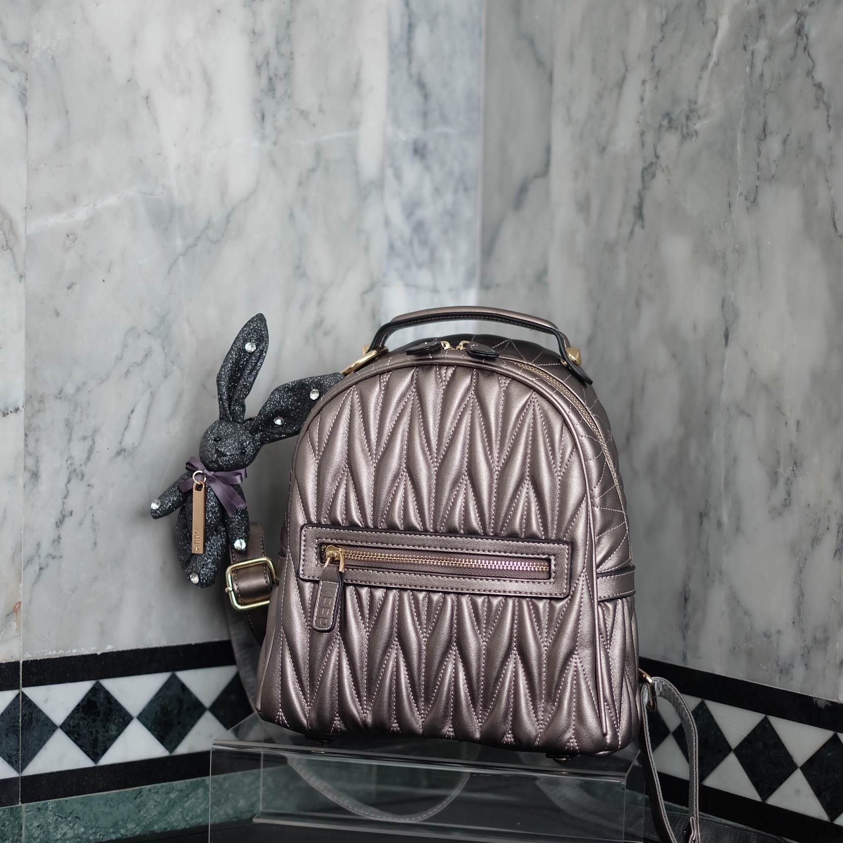 สีใหม่ล่าสุด รับ summer นี้เลยค่า ห้ามพลาดน๊า !!! งานหนังแท้ ทางร้านได้ รุ่นสุด Chic ทรง mini mini น่ารักๆ จากแบรนด์ KEEP มาฝากคะ =>> กระเป๋า หนังแท้เนื้อดี ลายหนังชัด ทนทานคะ น้ำหนักเบา ดีไซด์ ทันสมัย เข้าได้กับทุกชุด =>> อะไหล่ทองตัดกับกระเป