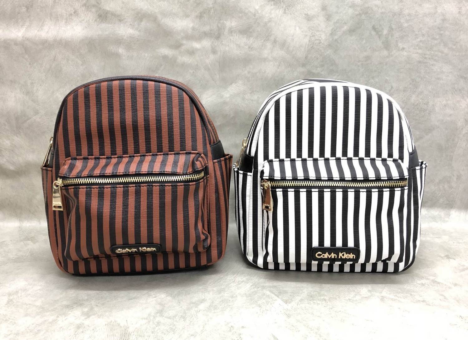 Calvin Klein mini backpack bag กระเป๋าเป้ วัสดุหนัง pu. หนังนิ่ม น้ำหนักเบาด้านหน้า มีช่องซิปเล็ก พร้อมประดับ logo brand ด้านข้างซ้ายขวา มีช่องเล็ก เปิดปิดกระเป๋าด้วยซิป ด้านในโล่ง มีช่องซิปเล็ก 1 ช่อง ซับในผ้าลายแบรนด์อสายสะพายปรับ freesize.ระดับตามคขนาด