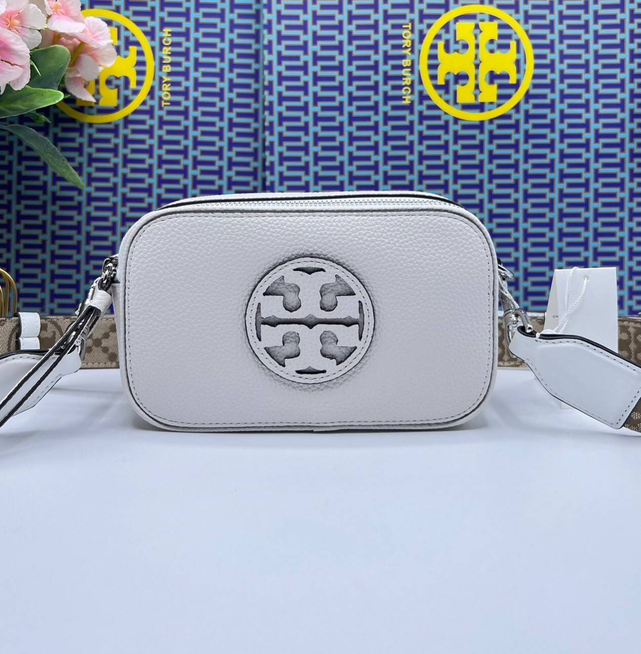 TORY BURCH Miller Mini Crossbody Bag / TORY CAMERA BAG / TORY BAG พร้อมส่ง 5 สี กระเป๋าสะพายใบเล็กมินิมอลในรูปทรงใหม่ที่คล่องตัว