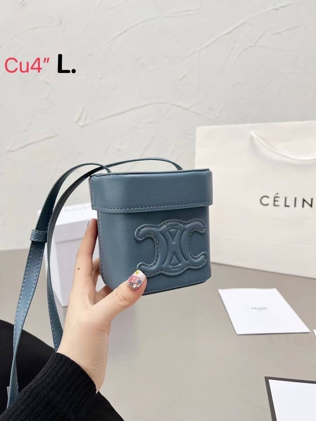 CELINE SMALL BOX CUIR TRIOMPHE IN SMOOTH กระเป๋าไซส์มินิน่ารัก การออกแบบโลโก้ที่สะดุดตาแบบวินเทจ ด้วยดีไซน์ที่ดูโฉบเฉี่ยว แต่คงความคลาสสิคอย่างเต็มเปี่ยม ทำให้เป็นที่ดึงดูดความสนใจของสาวๆ มีความคล่องตัวในการใช้งาน