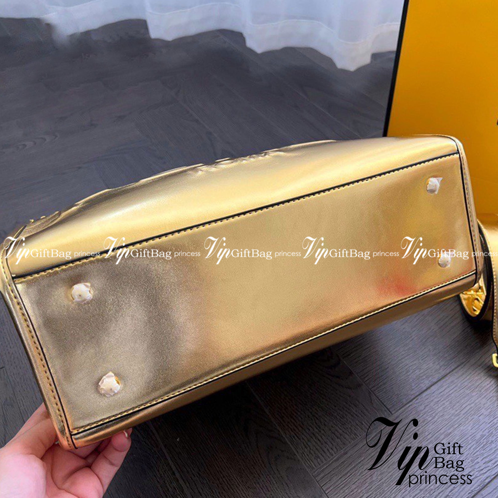 FENDI Sunshine Medium Leather Tote Metallic Gold / FENDI Shopping bag กระเป๋าสะพายทรง shopping สีทองสวยหรู ใบใหญ่ จุใจ!! ดีไซน์คลาสสิควินเทจ สวยหรู ภายในโล่งกว้างมากๆ ใส่ของจุสุดๆ