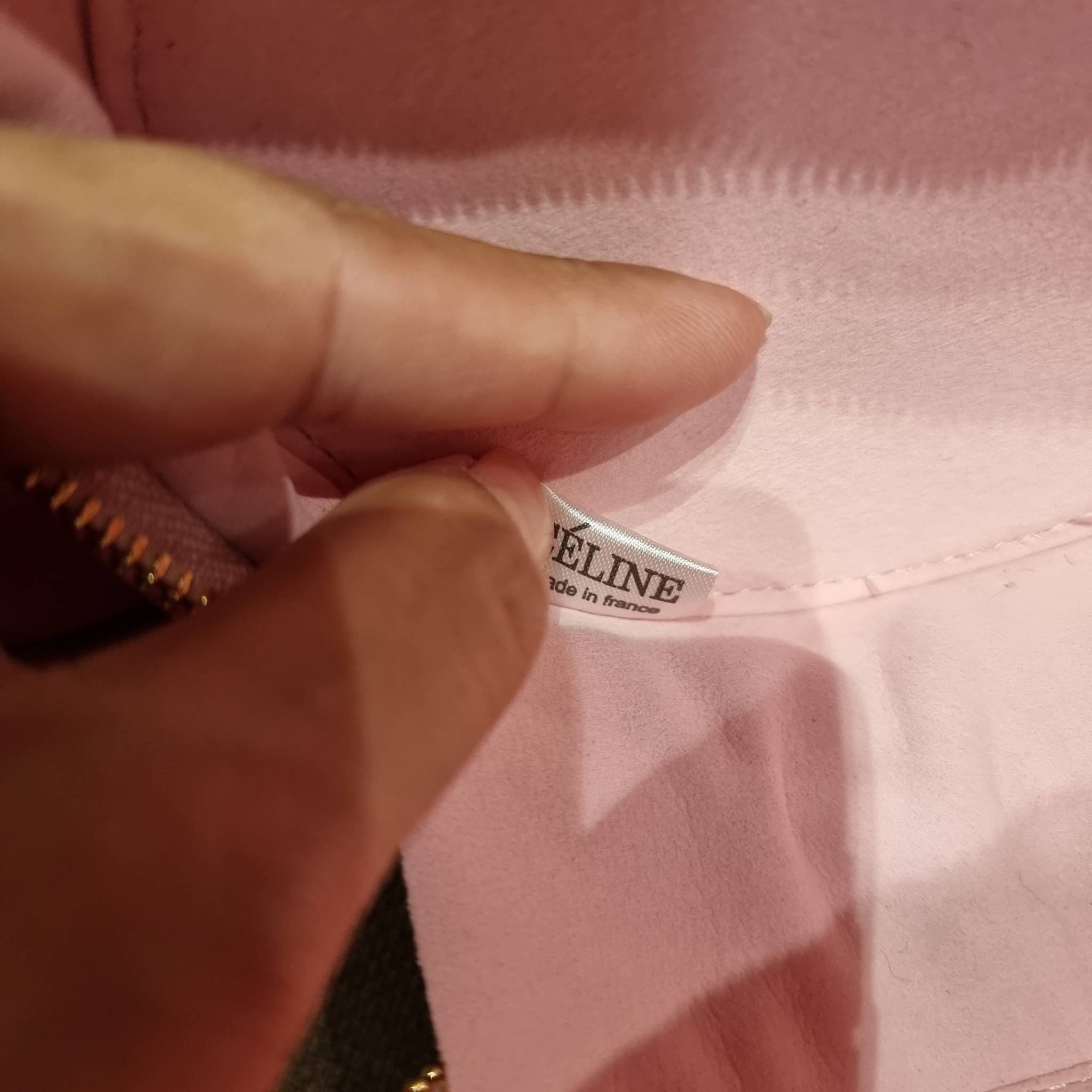 VIP 🥂 CELINE OVAL MINAUDIERE CUIR TRIOMPHE น้องน่ารักม้ากกกก!! น่ารักตะโกนไปเลย!! กับกระเป๋าทรง oval รุ่นแรร์ไอเท็ม ที่หายาก และ sold out ไปหลายรอบ!! น้องใบกะทัดรัด สำหรับสาวๆที่ชอบพกพกของแบบง่ายๆ ให้ชีวิตไม่ยุ่งยาก คล้องแขนใช้งานเก๋ๆ วัสดุหนังสัง