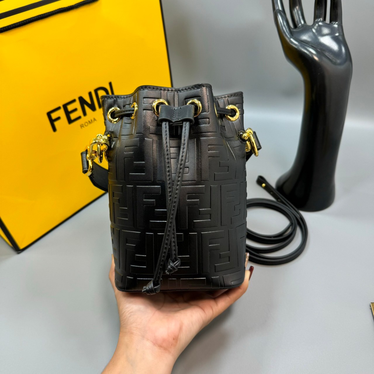 พร้อมส่ง 3 สี FENDI Mon Tresor Black leather mini-bag / FENDI Bucket Bag กระเป๋าสะพายทรงบัคเก็ตงานหนังเต็มใบ ไซส์มินิ เกรดออริ สลับแท้ 1:1