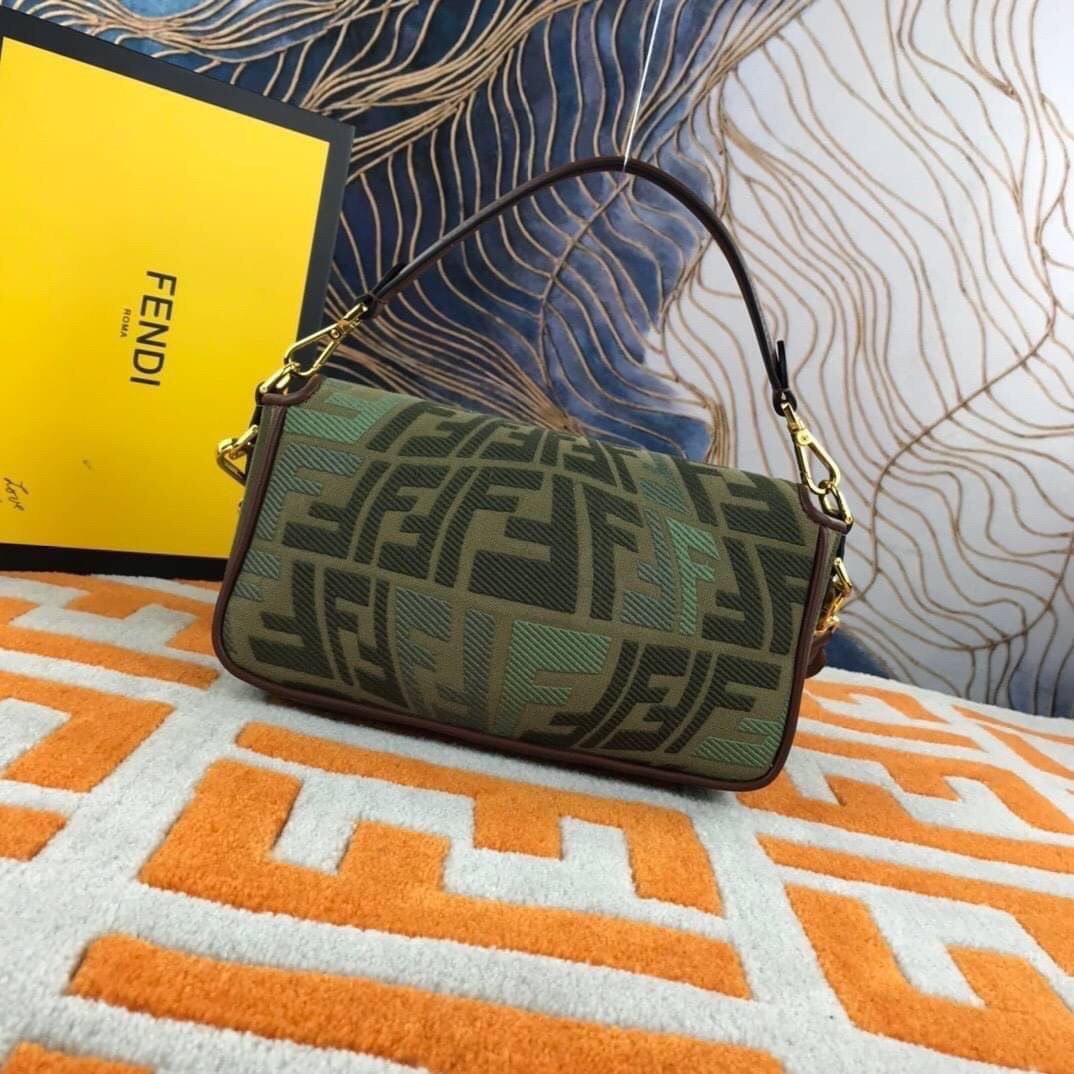 VIP GIFT 】FENDI BAGUETTE SUMMER 2021 CANVAS SHOULDER BAG กระเป๋าสะพายพรีเมี่ยมกิ๊ฟ หายาก สีคัลเลอร์ฟูลสุดใส โดดเด่น ดีไซน์ปั๊มโลโก้รอบใบ วัสดุผ้าแคนวาส ทนทาน มาพร้อมสาย 2 แบบ สำหรับคล้องแขน และสายครอสบอดี้สีทูโทน เปิด-ปิดด้วยกระดุมแม่เหล็ก ภายในเป็นช่องโล
