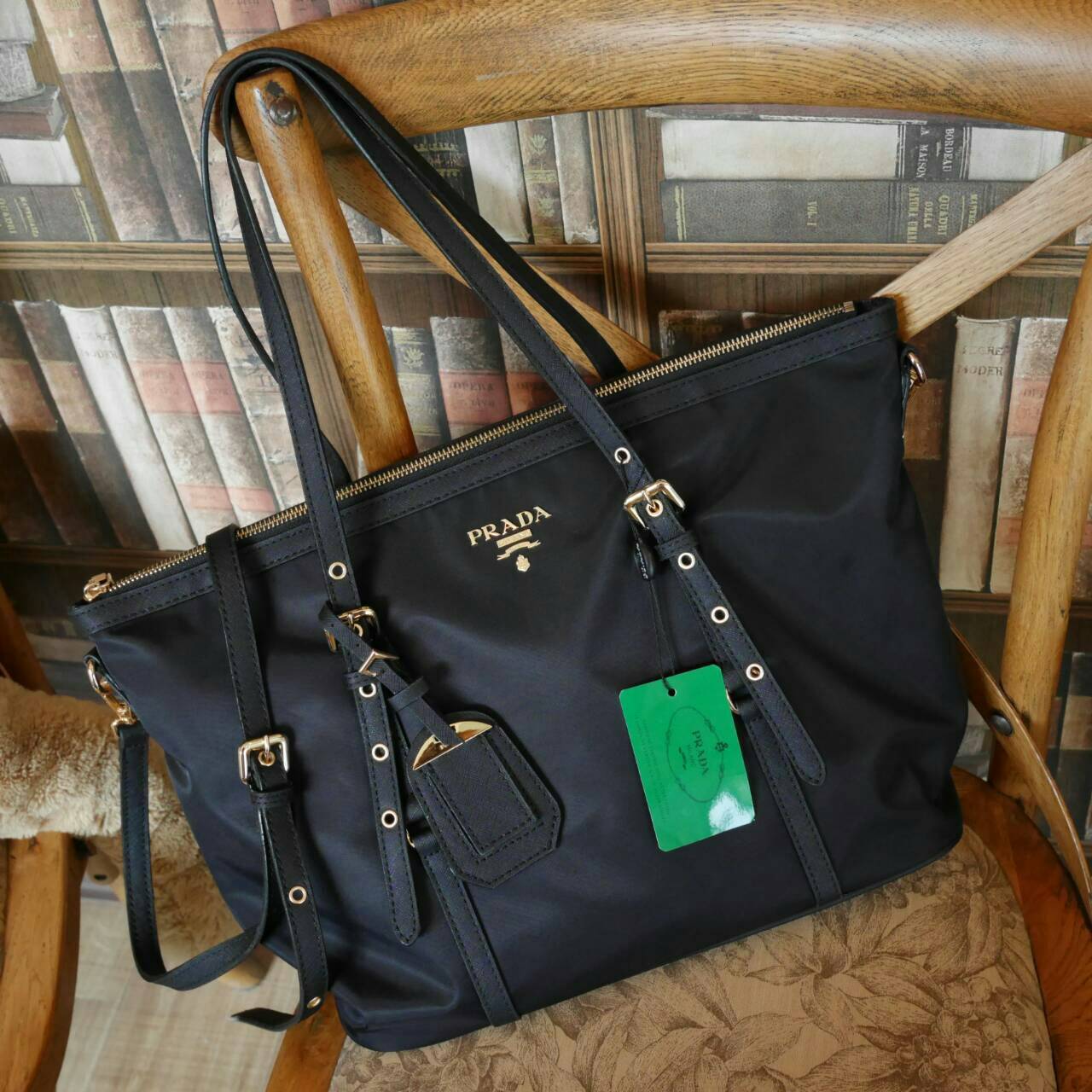 กรี้ดดด งานใบใหญ่ **ใส่ของจุใจ ก้มาน้าาา งานพรีเมี่ยมกิ้ฟ จากเคาเตอร์ต่างประเทศคะ จากแบรนด์ PRADA เป็น กระเป๋าผ้าไนล่อน ตามแบบฉบับของแบรนด์เลย หลงรักเลยคะ สะพายไหล่ได้ ถือก็สวยๆ ใช้แล้วสวยมากๆ ใส่ของได้เยอะเว่อร์ คุ้มราคา ห้ามพลาดเลยคะ!