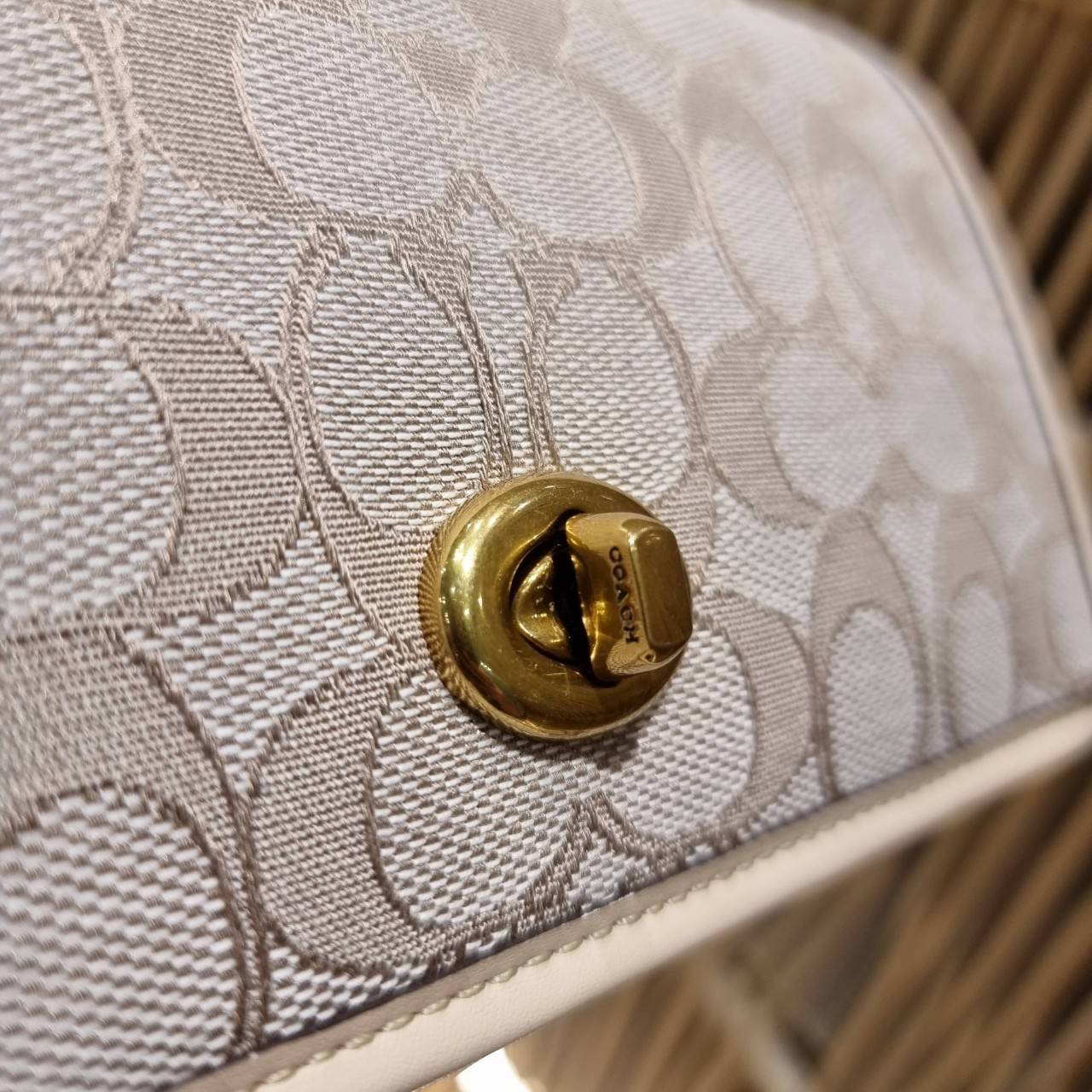 COACH C3824 FOLDOVER CROSSBODY CLUTCH IN SIGNATURE JACQUARD คลัทช์เก๋ๆที่สาวๆตามหา 2IN1 ไปอีกหนึ่ง!! กระเป๋าสะพายทรงคลัชท์ ใช้งานได้ถึง 2 แบบ จะพกเดี่ยวๆแทนกระเป๋าสตางค์ หรือคล้องสายสะพายข้าง สะพายชิคๆคูลๆ ก็ได้อีก มันดีงามมากทุกสี เพราะความละมุนของผ้า ja