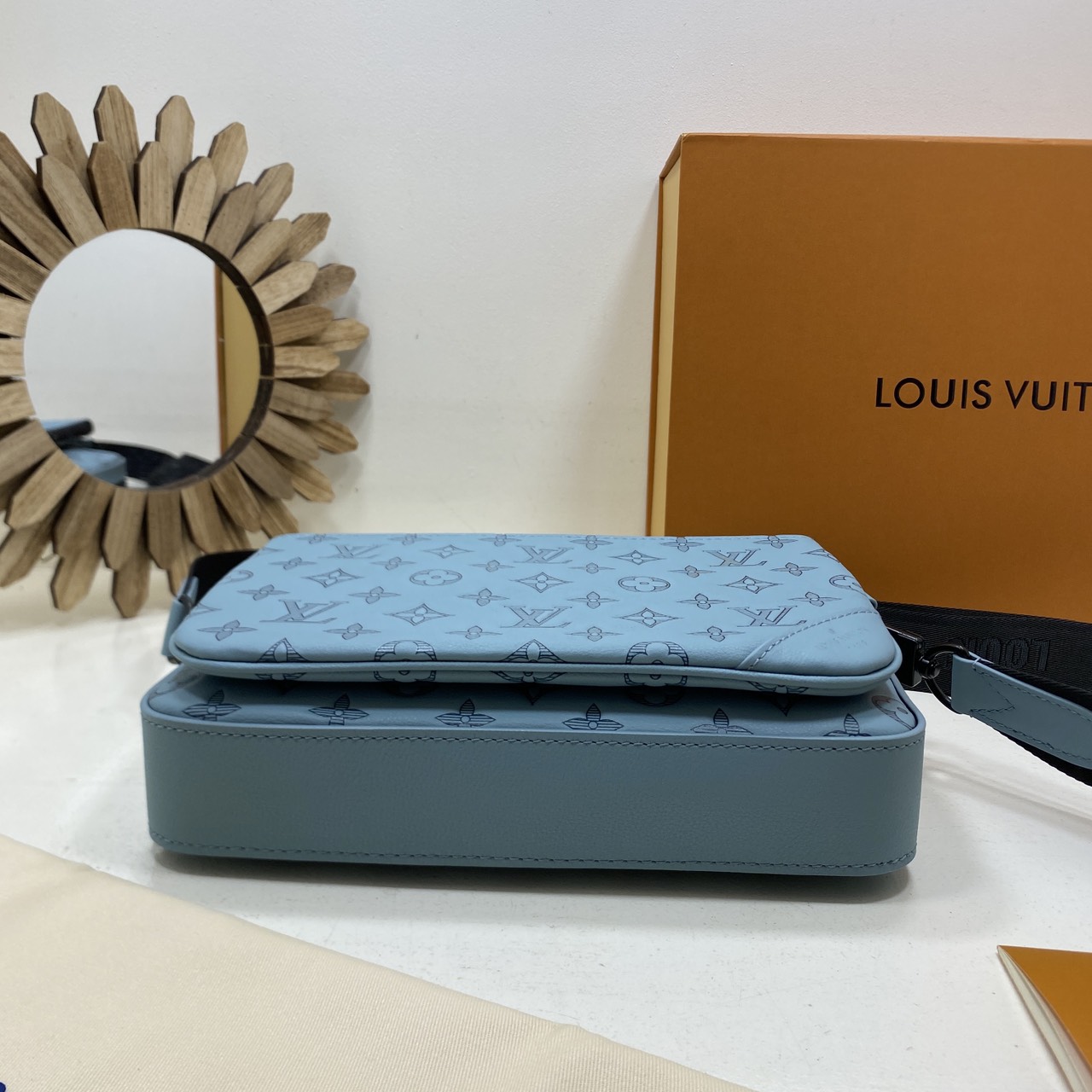 TOP ORI หนังแท้ | LV Trio Messenger Bag กระเป๋าสะพายทรงแมสเซ็นเจอร์ Monogram Shadow Sky Blue ดีไซน์ทันสมัยในโทนสีสปอร์ต เอกลักษณ์ของความหรู ไฮคลาสอย่างลงตัว