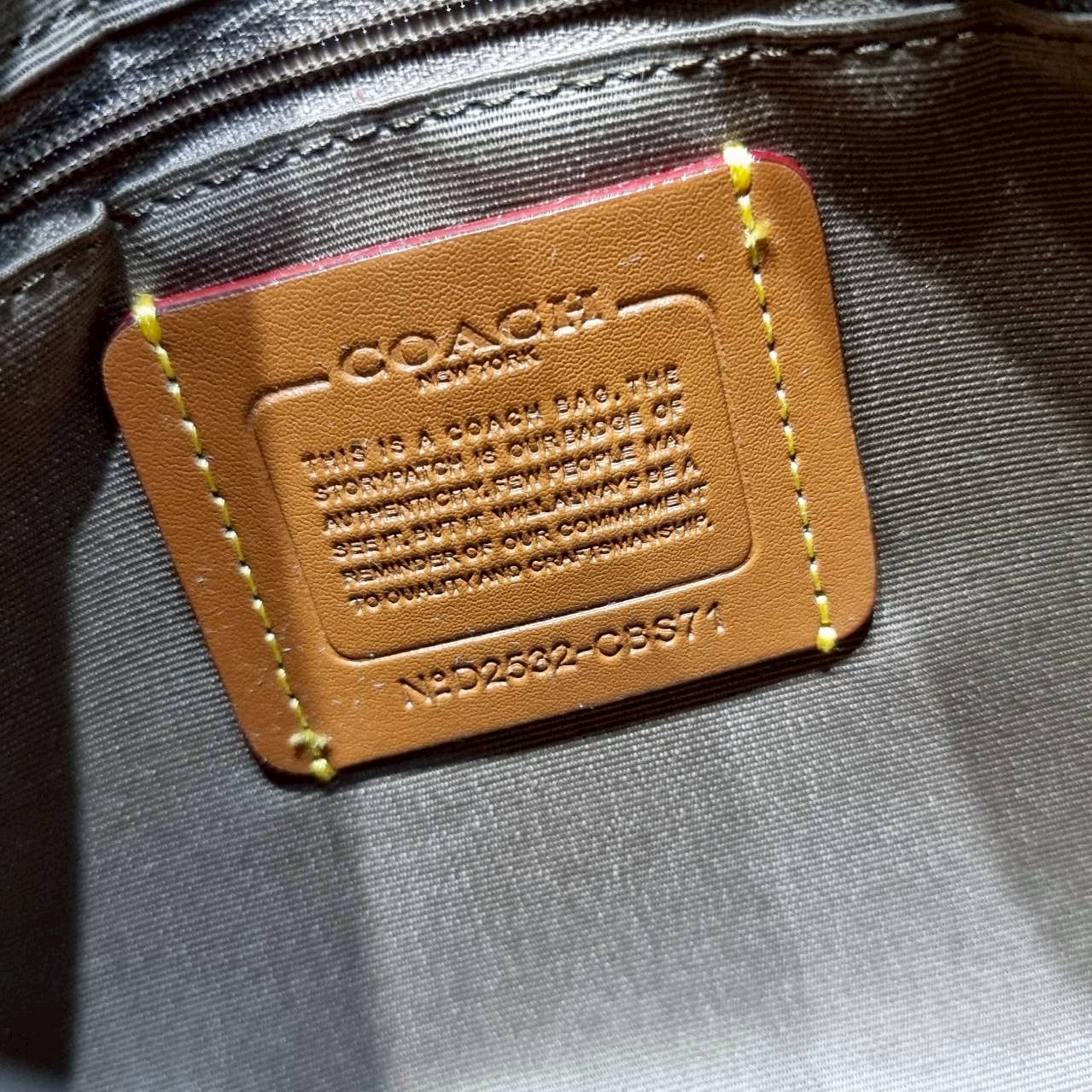 ORI หนังแท้ | Coach Laurel Signature shoulder bag กระเป๋าสะพายทรงโท้ท มาใหม่ในโทนสีน่ารักสุดจะคิวท์ มีให้ทั้งสายคล้องไหล่ และสายสะพายข้าง ใช้แมทช์ได้กับทุกลุคทุกสไตล์ ภายในเป็นช่องโล่ง มีซิปและช่องย่อย จุของได้เยอะกว่าที่เห็นมากๆ