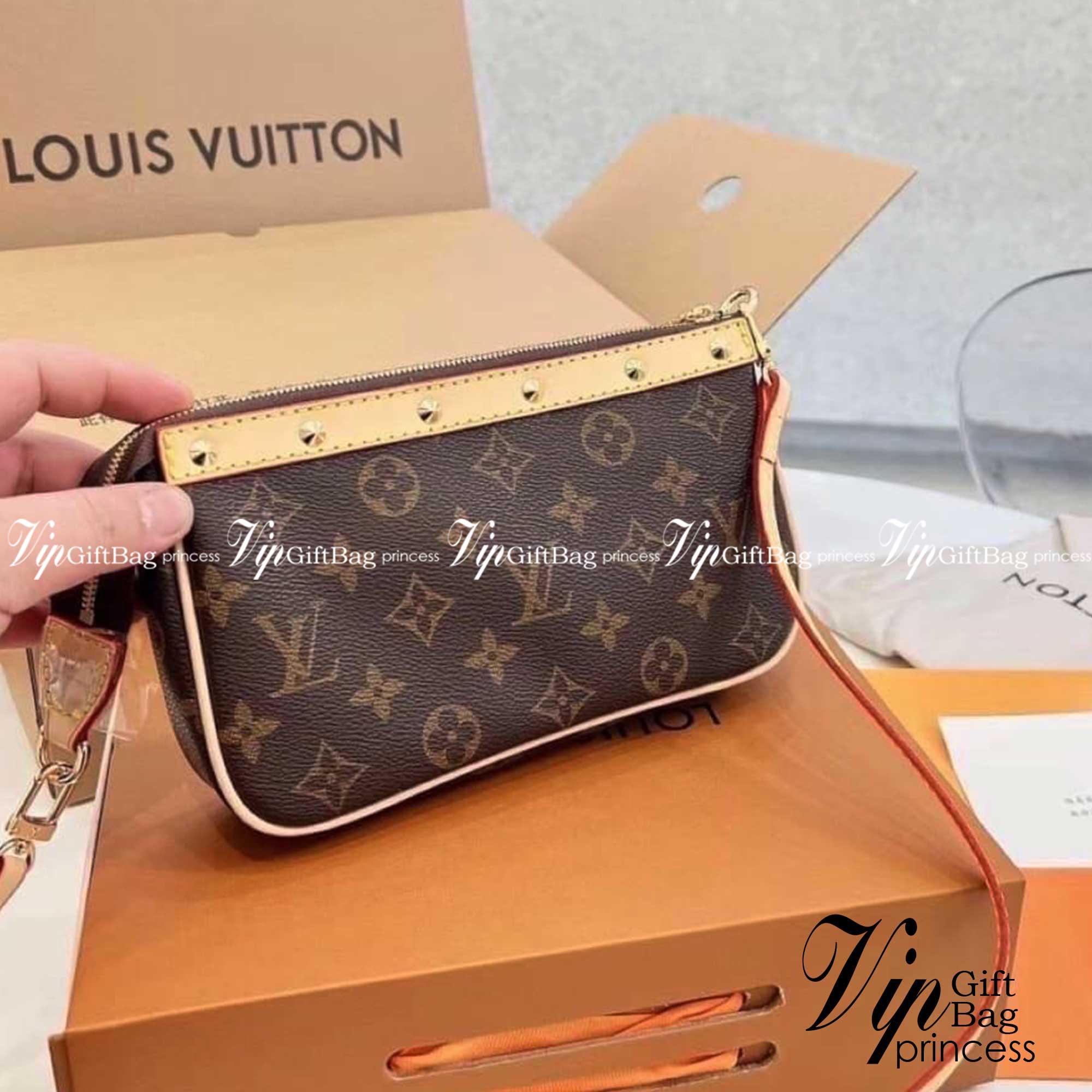 LV Pochette Accessoires Brown / LV MONOGRAM POCHETTE กระเป๋าสะพายทรงพอช สุดฮอต ดีงาม ดีไซน์คลาสสิควินเทจ ขนาดกำลังสวย ประหยัดพื้นที่ สายยาวถอดได้ เป็นไอเท็มที่เหมาะในทุกโอกาส สะพายปรับลุคได้หลายสไตล์ รับรองคุ้มค่าจริงๆจ้า ภาพถ่ายจากงานขายจริง ใช้งานต่างปร