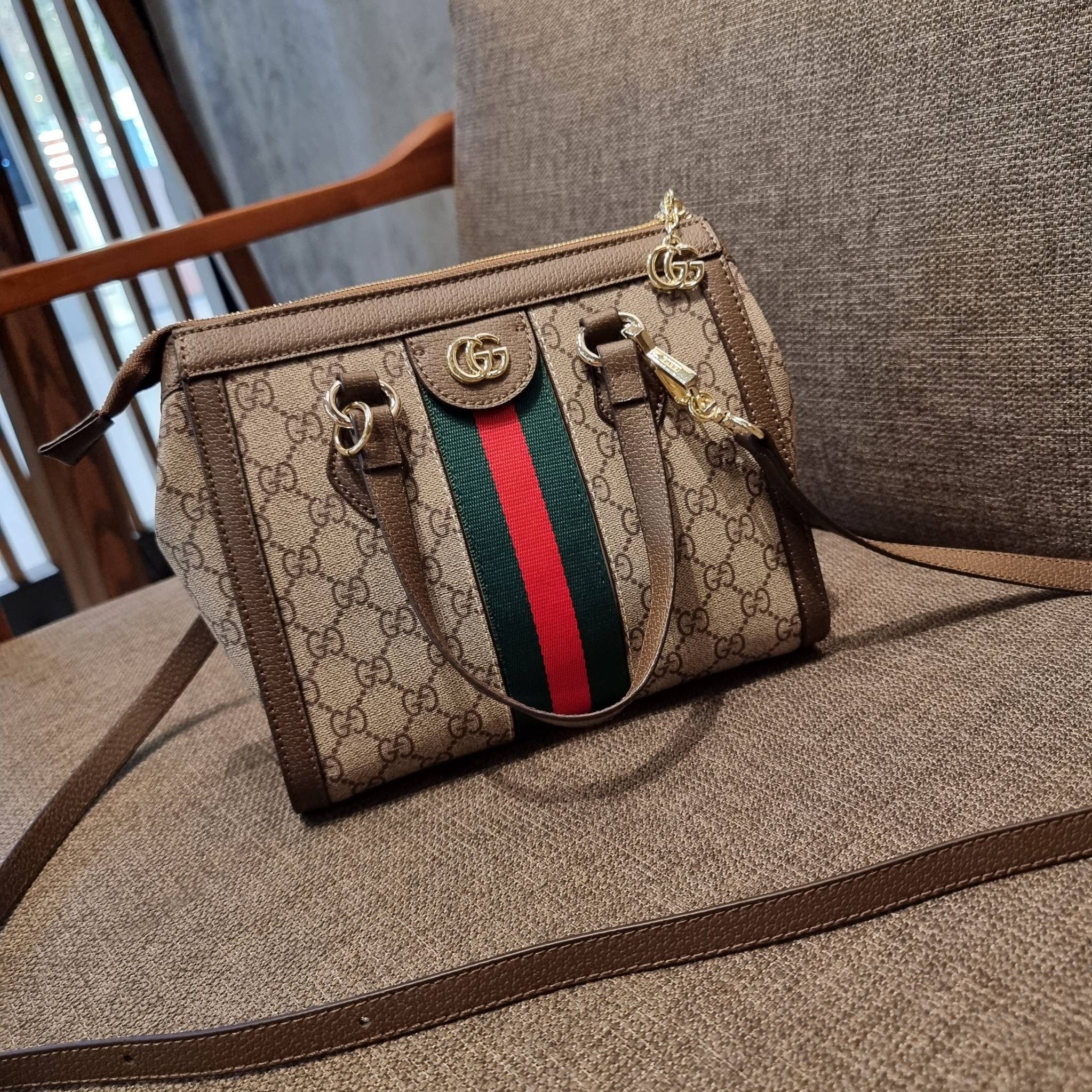 GUCCI Ophidia Small GG Tote Bag GC CLASSIC SMALL TOTE BAG WITH GWP กระเป๋าถือ/สะพาย อีกรุ่นหายาก ที่คงความสวยคลาสสิค และเรียบหรู วัสดุหนังแคนวาส ดีไซน์แถบคาดโดดเด่น รูปทรงสวยน่าใช้มากๆ สะพายขับผิว เปิด-ปิดกระเป๋าด้วยซิป หัวซิปตัว G อะไหล่สีทอง ภายในโล่งกว