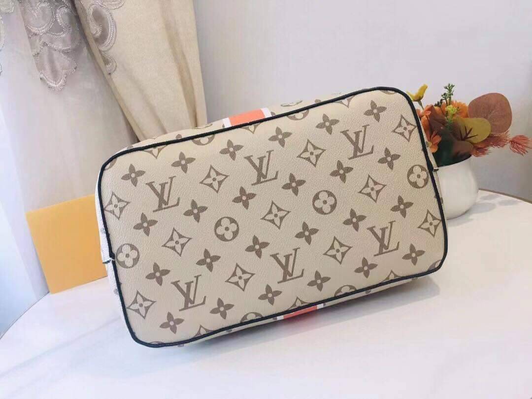 LV neonoe monogram canvas สีใหม่ อีกหนึ่งรุ่นท็อปฮิต ที่ไม่มีไม่ได้จริงๆ กับกระเป๋าสะพายทรงบัคเก็ตใบใหญ่ โดดเด่นและเป็นเอกลักษณ์ด้วยการตกแต่งลายพิมพ์เฉพาะลงบนผืนหนัง