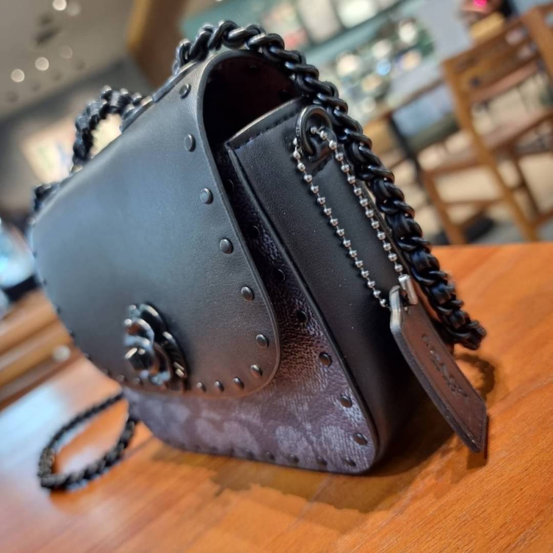 COACH C2462 MADISON SHOULDER BAG 16 IN SIGNATURE CANVAS WITH RIVETS กระเป๋าสะพายข้าง ไซส์กะทัดรัด พกพาง่าย น้ำหนักเบา ดีไซน์สวย โดดเด่นด้วยตัวล็อครูปดอกไม้ สีสันตกแต่งตัดกันกับลายซีอย่างลงตัว วัสดุหนังแคนวาสเคลือบลาย ภายในแบ่งสัดส่วนให้อย่างดี มาพร้อมสายส