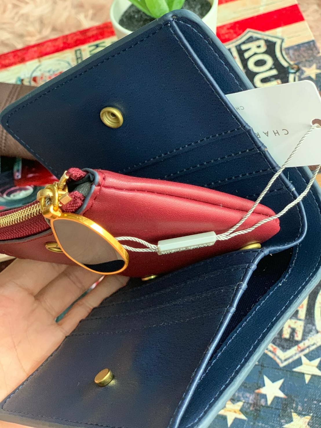 Charles & keith Classic Mini Snap Button Wallet กระเป๋าสตางค์ทรงสั้นรุ่นใหม่ชนช้อป! วัสดุpuหนังเรียบนิ่ม ด้านหน้าประดับโลโก้แบรนด์ด้วยโลหะตัวนูน ภายในเปิดปิดด้วยกระดุมทั้ง2ด้าน มีช่องซิปใส่เหรียญใบเล็ก สามารถถอดแยกกับชิ้นใหญ่ได้ ภายในยังมีช่องเสียบบัตร แล