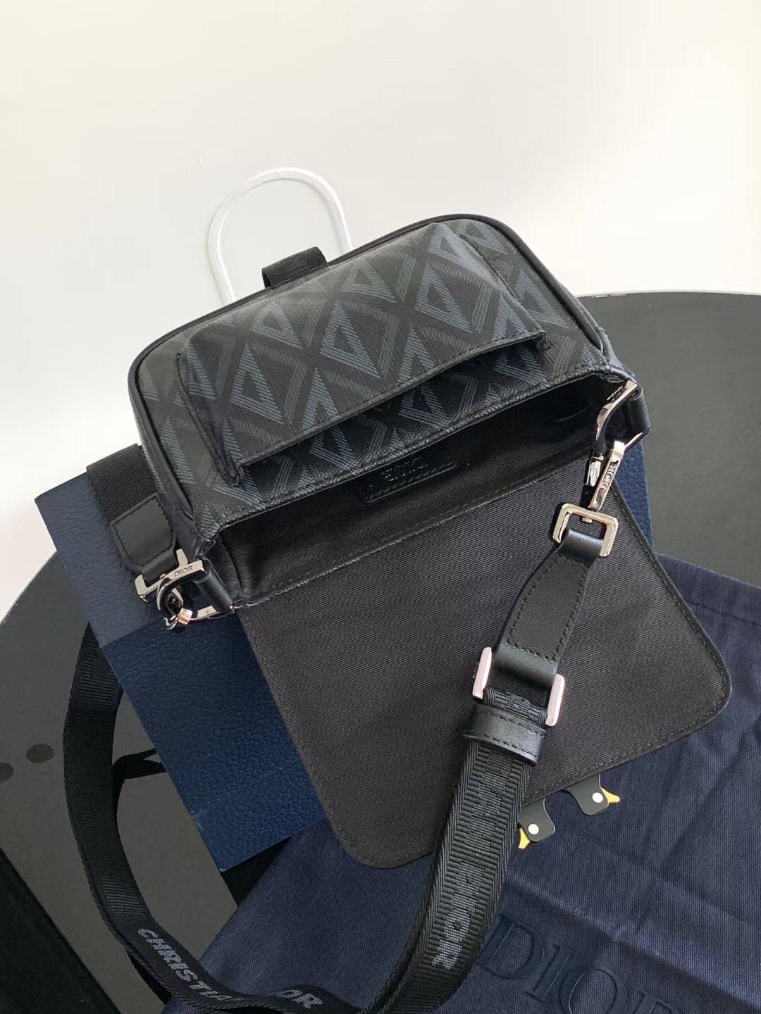 MINI DIOR HIT THE ROAD BAG / Dior Mini Messenger Bag / CD Diamond Messenger Bag ท็อปออริสลับแท้ เกรดดีสุด พร้อมส่ง กระเป๋าสะพาย รุ่นใหม่ล่าสุดคอล Summer 2023 ที่หนุ่มๆไม่ควรพลาด สวยหรูหราเป็นเอกลักษณ์แบรนด์