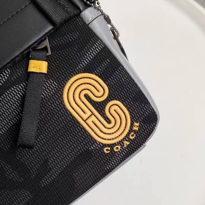 COACH EDGE CROSSBODY IN SIGNATURE CANVAS กระเป๋าสะพายครอสบอดี้ร์ วัสดุหนังแท้ หนังนิ่มอย่างดีค่ะ ด้านหน้ามีช่องซิปซ่อนให้หนึ่งช่อง เปิดปิดช่องหลักแบบซิปคู่ภายในกว้าง ใส่ของได้จุเลยนะคะ มีช่องซิปและช่องเล็กให้อีก2ช่อง;ด้านหลังกระเป๋าเป็นช่องโล่งใส่ของอีกช่