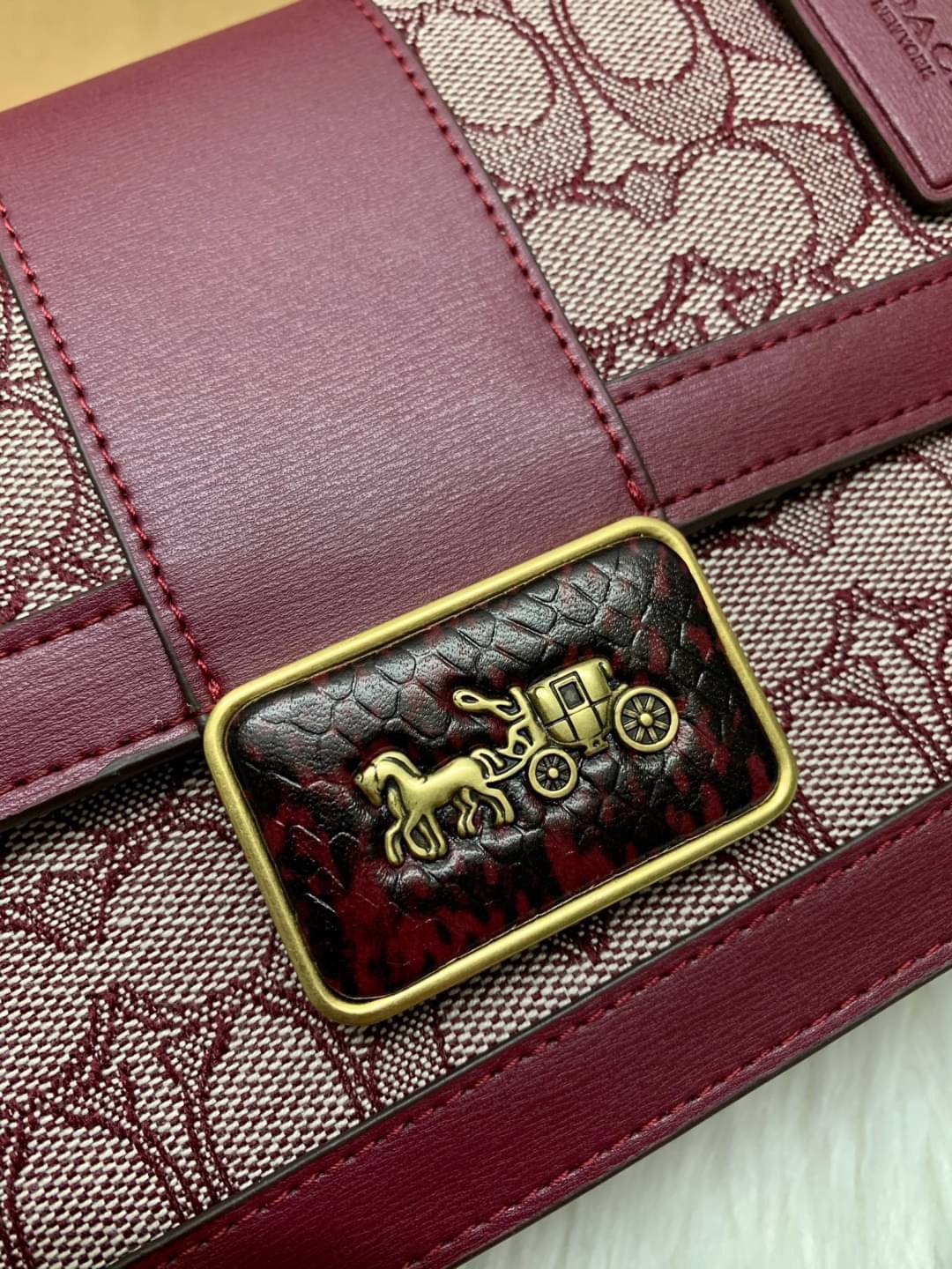 COACH ALIE SHOULDER BAG IN SIGNATURE JACQUARD WITH SNAKESKIN DETAIL ((4615)) 🔺ยังไม่เข้าไทยค่ะ ได้ไปไม่ผิดหวังแน่นอนค่ะ! พร้อมส่ง! กระเป๋าสะพายข้างหรือสามารถทบสายกันเพื่อคล้องไหล่ได้ค่ะ วัสดุ Jacquard+หนังแท้ หนังนิ่มสวยงามมากๆค่ะ ด้านหน้าเป็นแผ่น