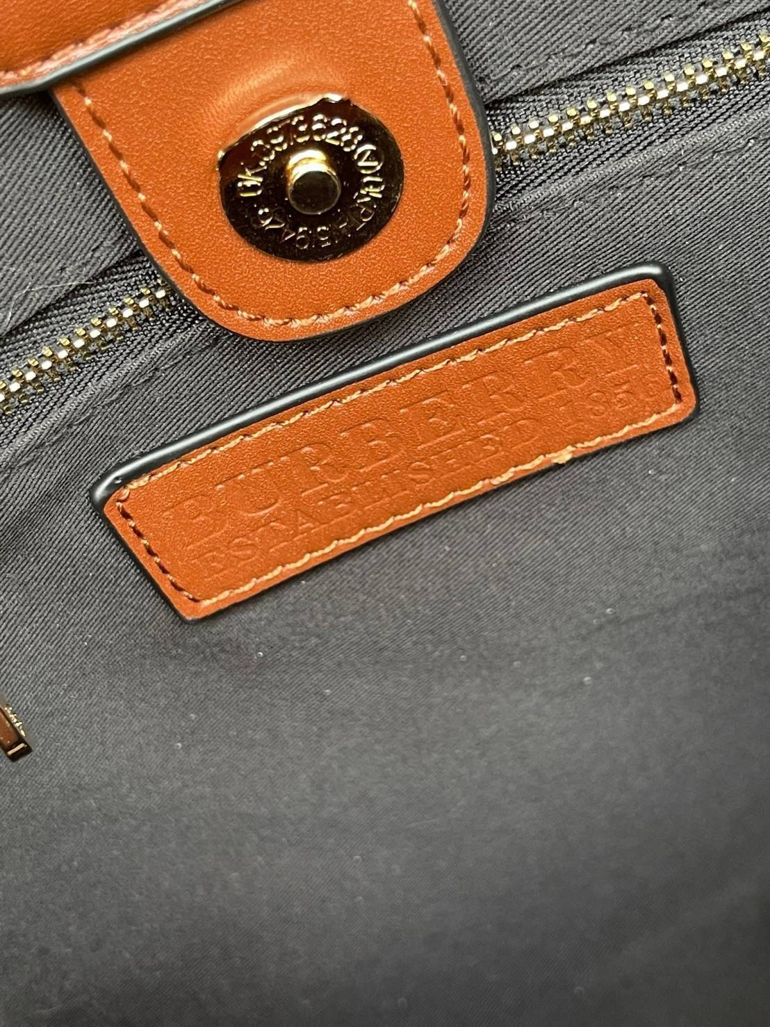 Burberry Medium title tote bag กระเป๋าทำงานดีไซน์สวย เป็นกระเป๋า Tote ที่ออกแบบมาเพื่อให้เหมาะกับการใช้งานของสาวออฟฟิต ที่สามารถจัดของให้เป็นให้ระเบียบ เพราะมีหลายช่องรวมถึงช่องซิป ที่สาทารถช่วยให้แยกของให้เป็นระเบียบและหยิบใช้ได้ง่ายขึ้น ลวดลาย Vintage C